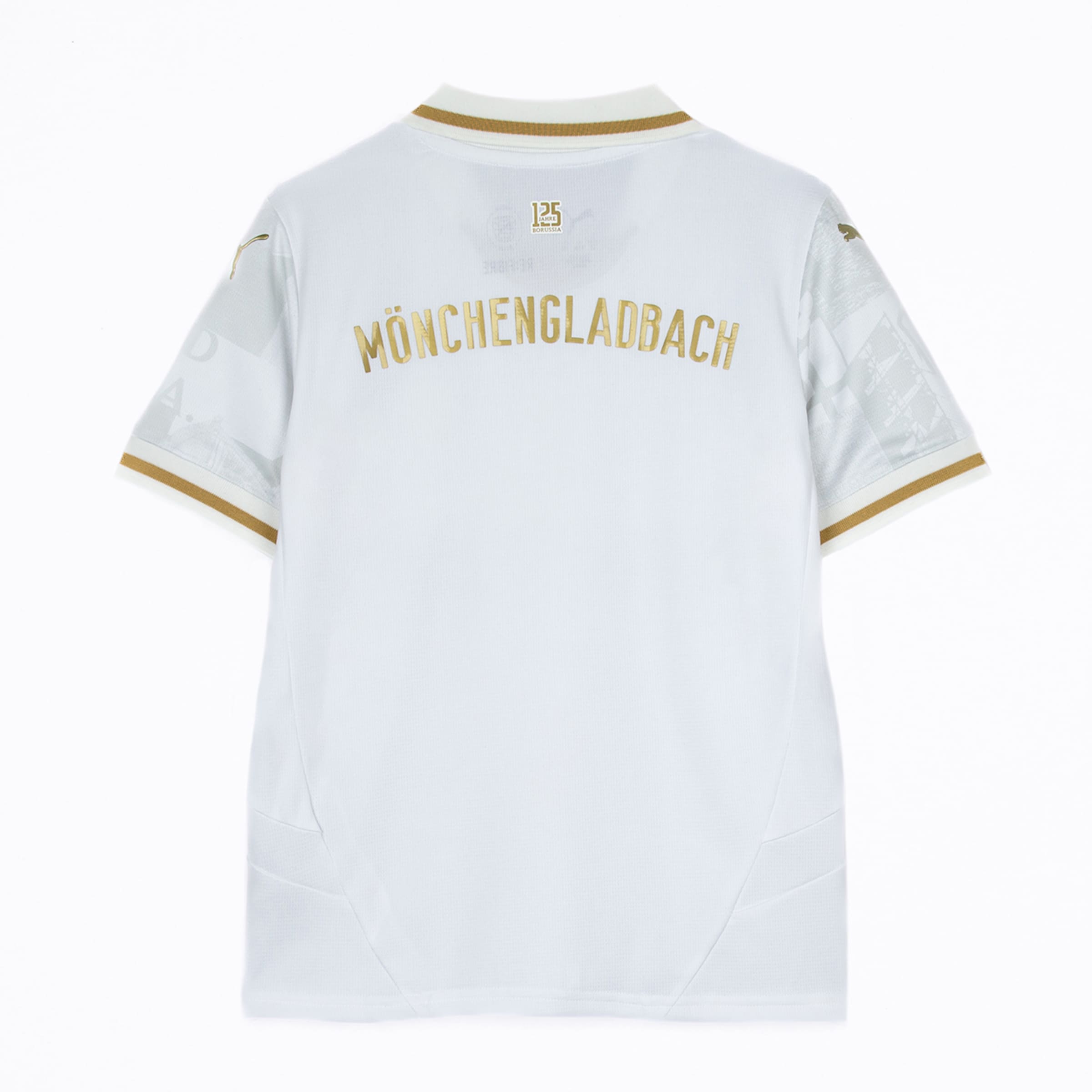 Rückansicht: Weißes Mönchengladbach-Jubiläumstrikot (125 Jahre) mit goldenem Schriftzug und goldfarbenen Details an Kragen und Ärmeln.