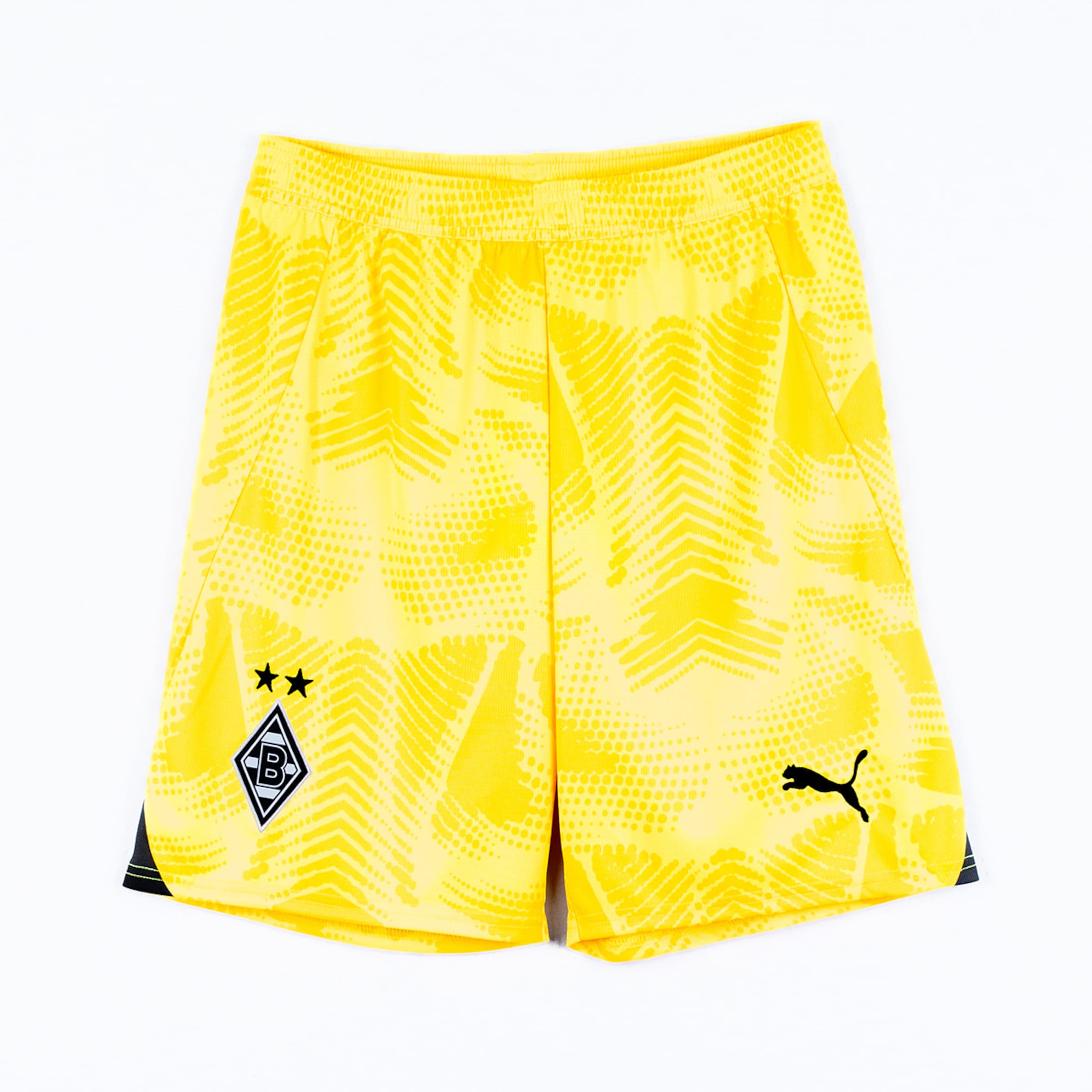 Gelbe Fußballshorts mit auffälligem Muster Puma-Logo und Borussia Mönchengladbach-Emblem.