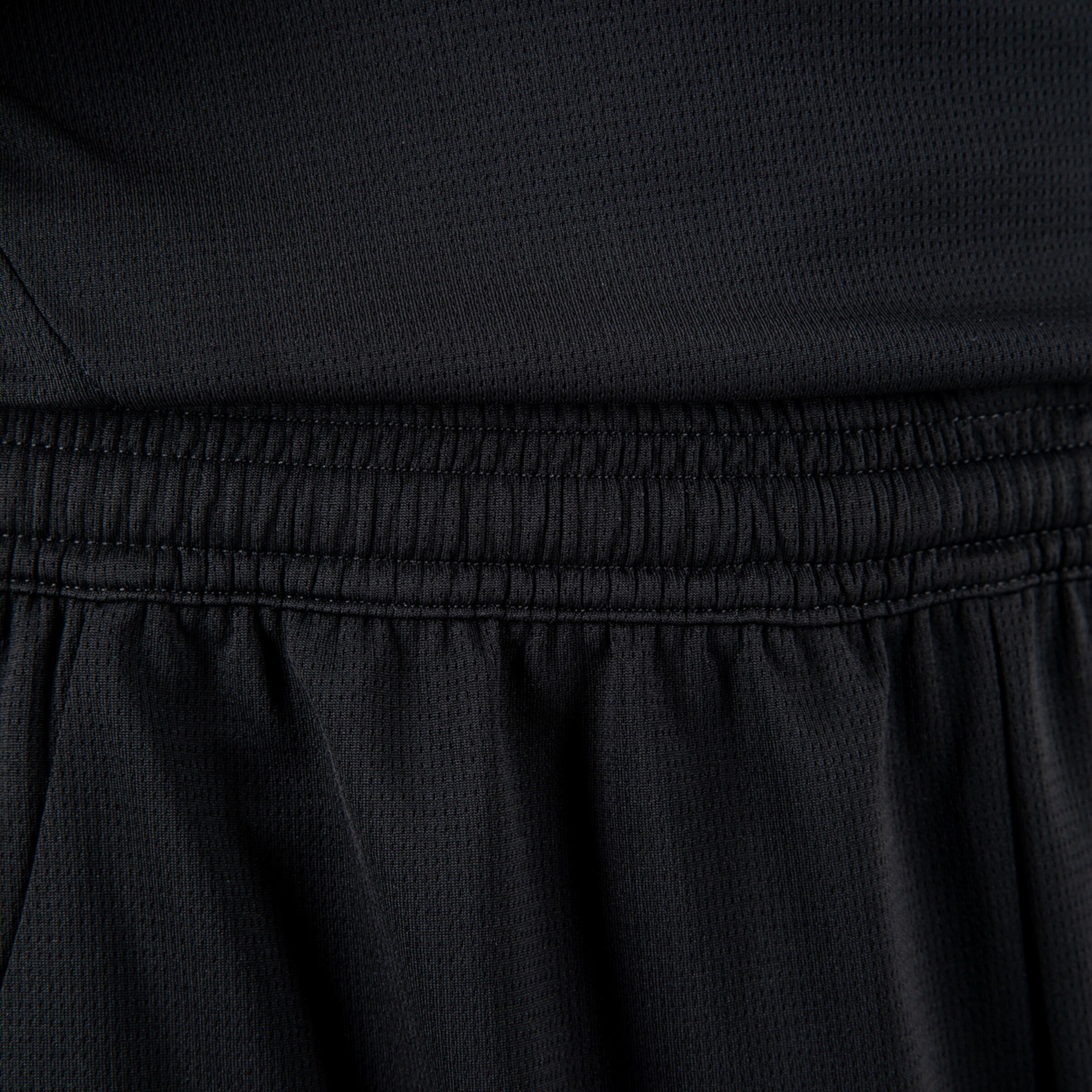 Detailaufnahme eines schwarzen Sporttrikots mit elastischem Bund.