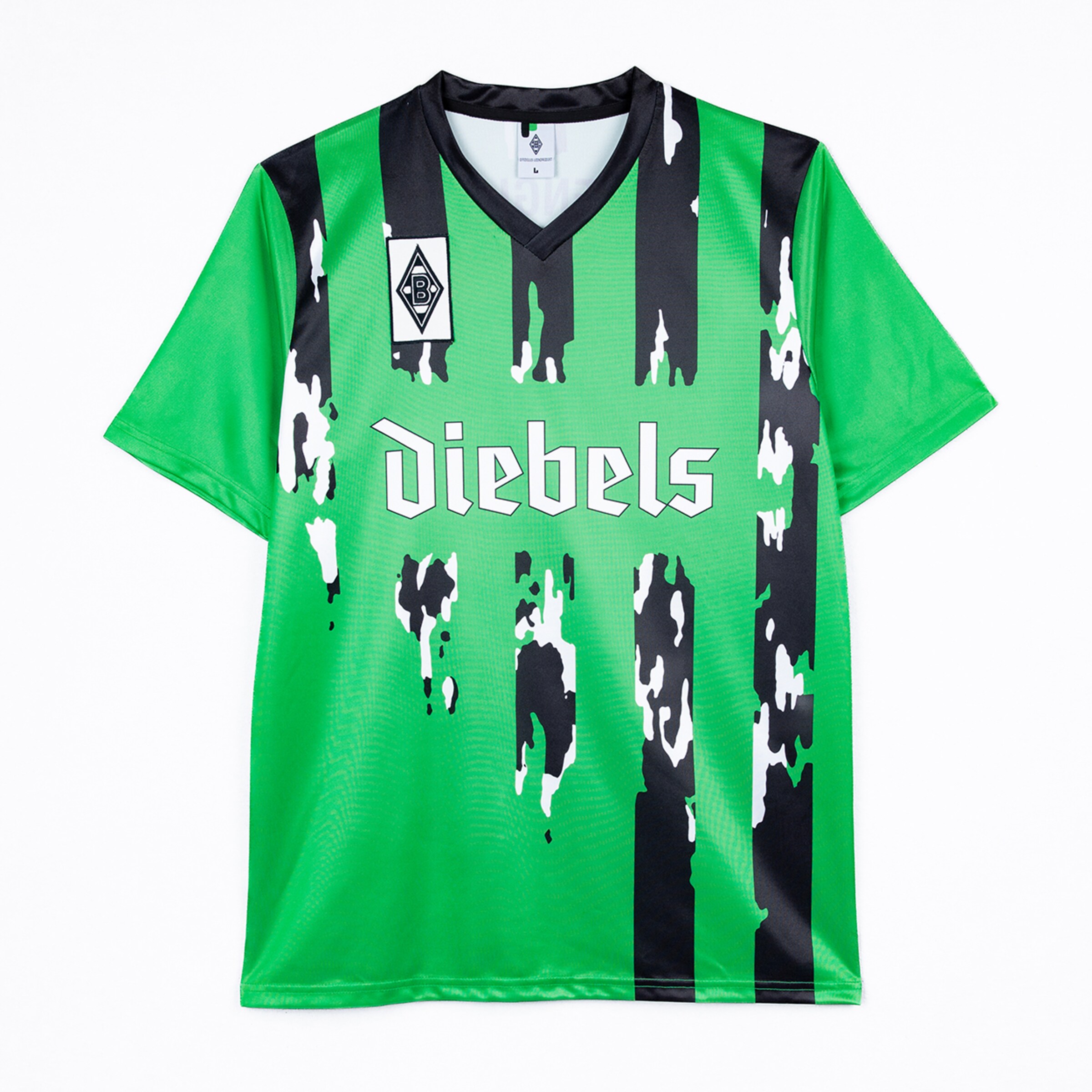Grünes Fußballtrikot mit schwarzen und weißen Musterungen trägt das Logo von Borussia Mönchengladbach.