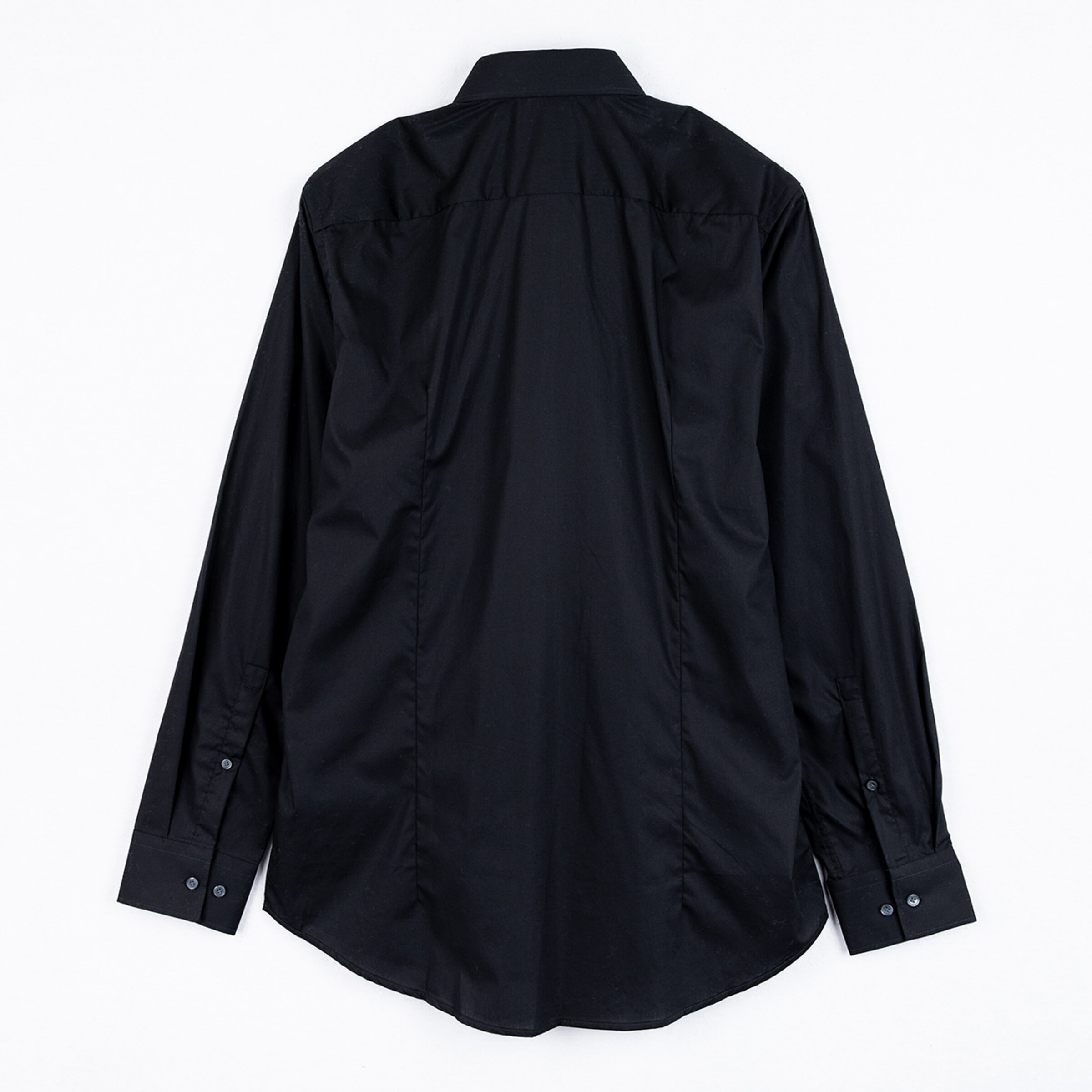 Schwarzes langärmliges Hemd Rückansicht.