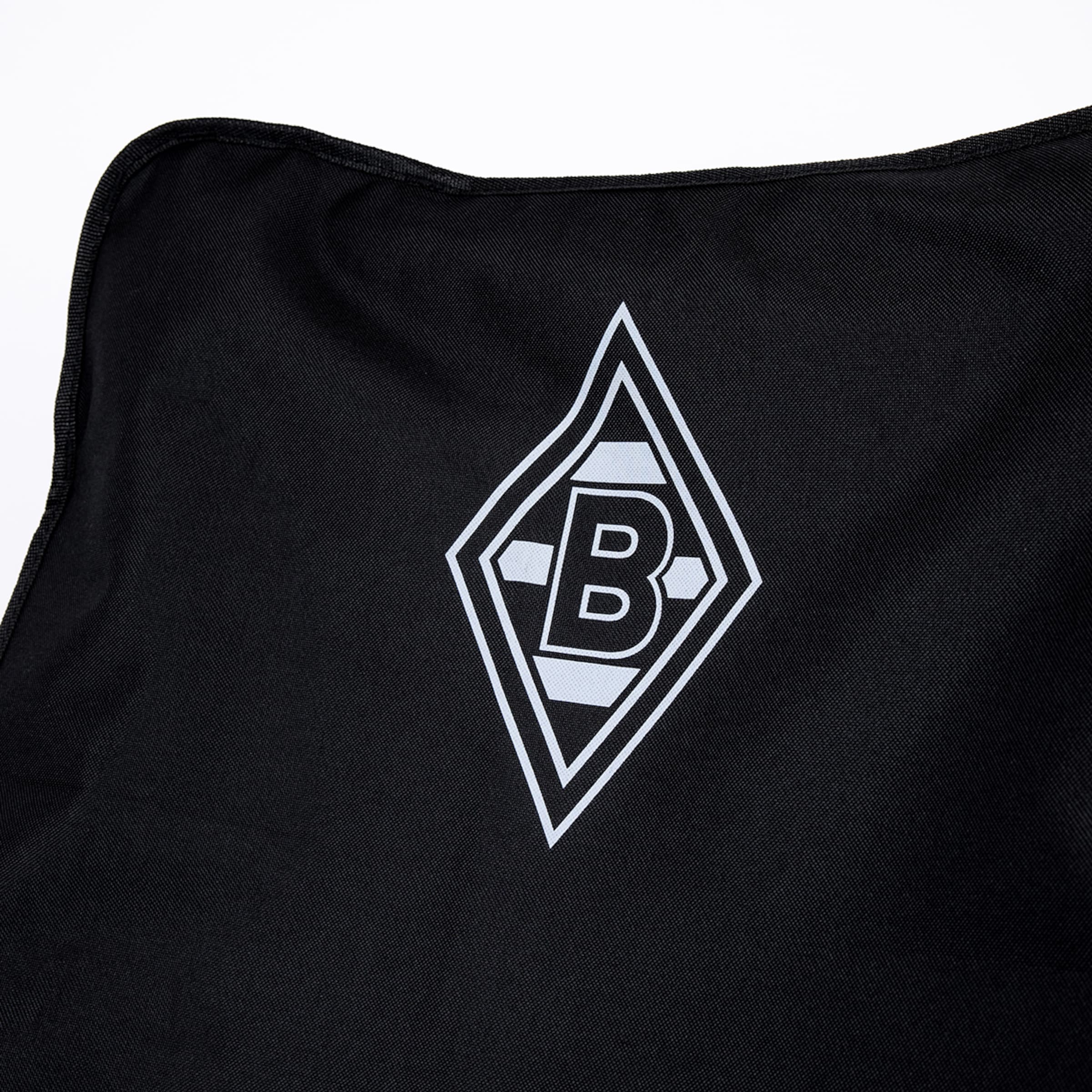 Weißes Rauten-Logo von Borussia Mönchengladbach mit schwarzem „B“ auf schwarzem Textilhintergrund.