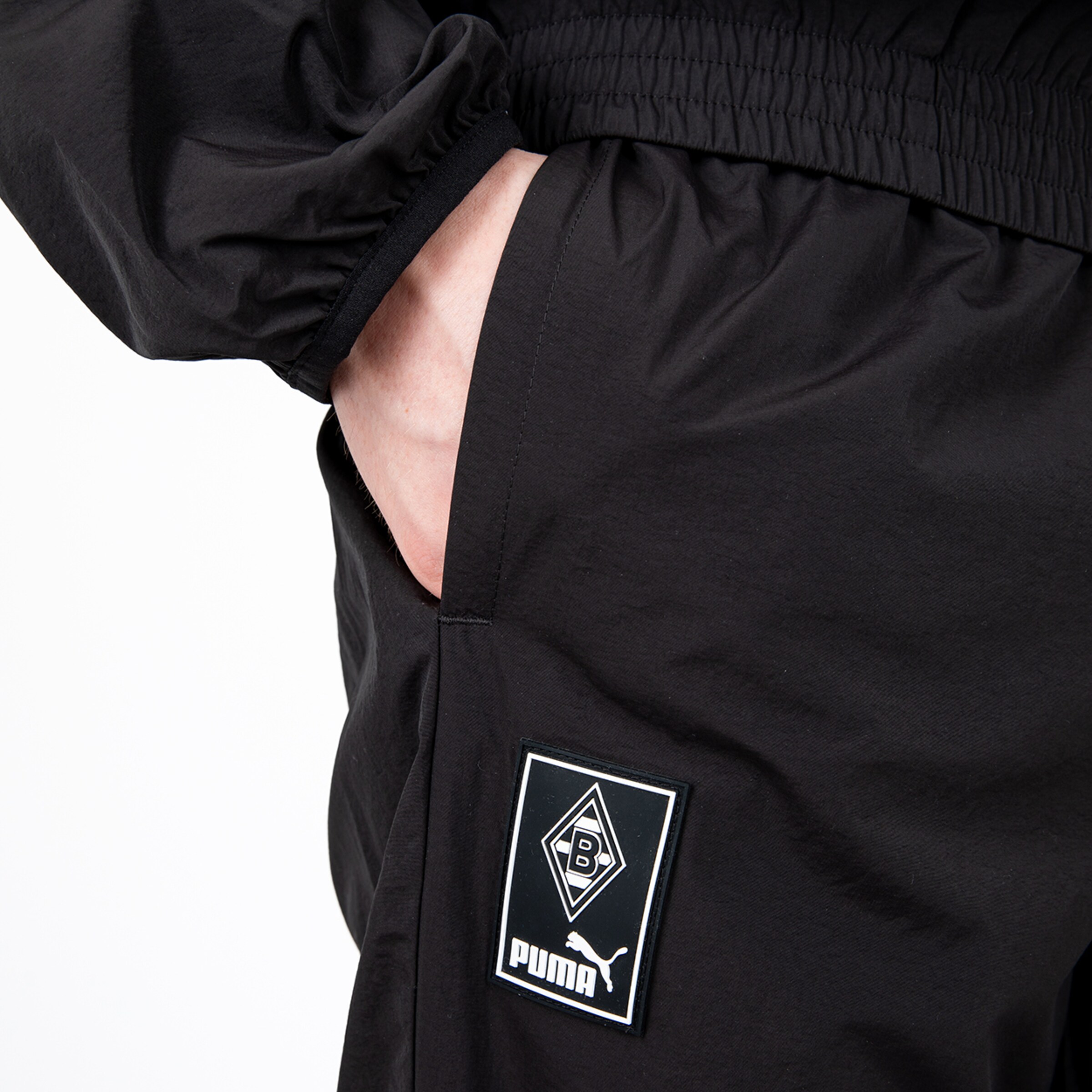 Schwarze Sporthose mit Aufnäher von Borussia Mönchengladbach und Puma.