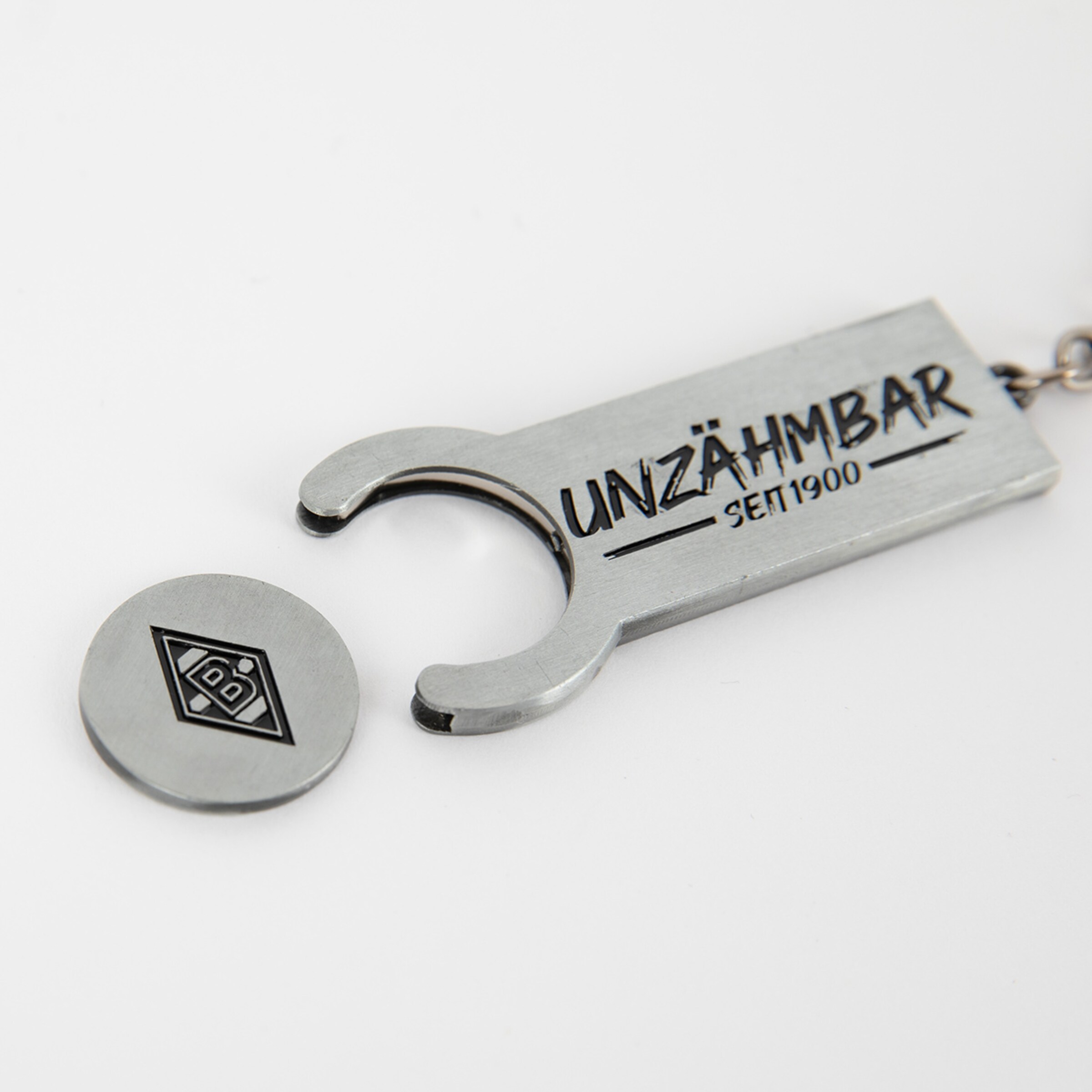 Metall-Schlüsselanhänger mit abnehmbarem Einkaufswagen-Chip, Borussia Mönchengladbach Logo und Schriftzug 'UNZÄHMBAR SEIT 1900'.
