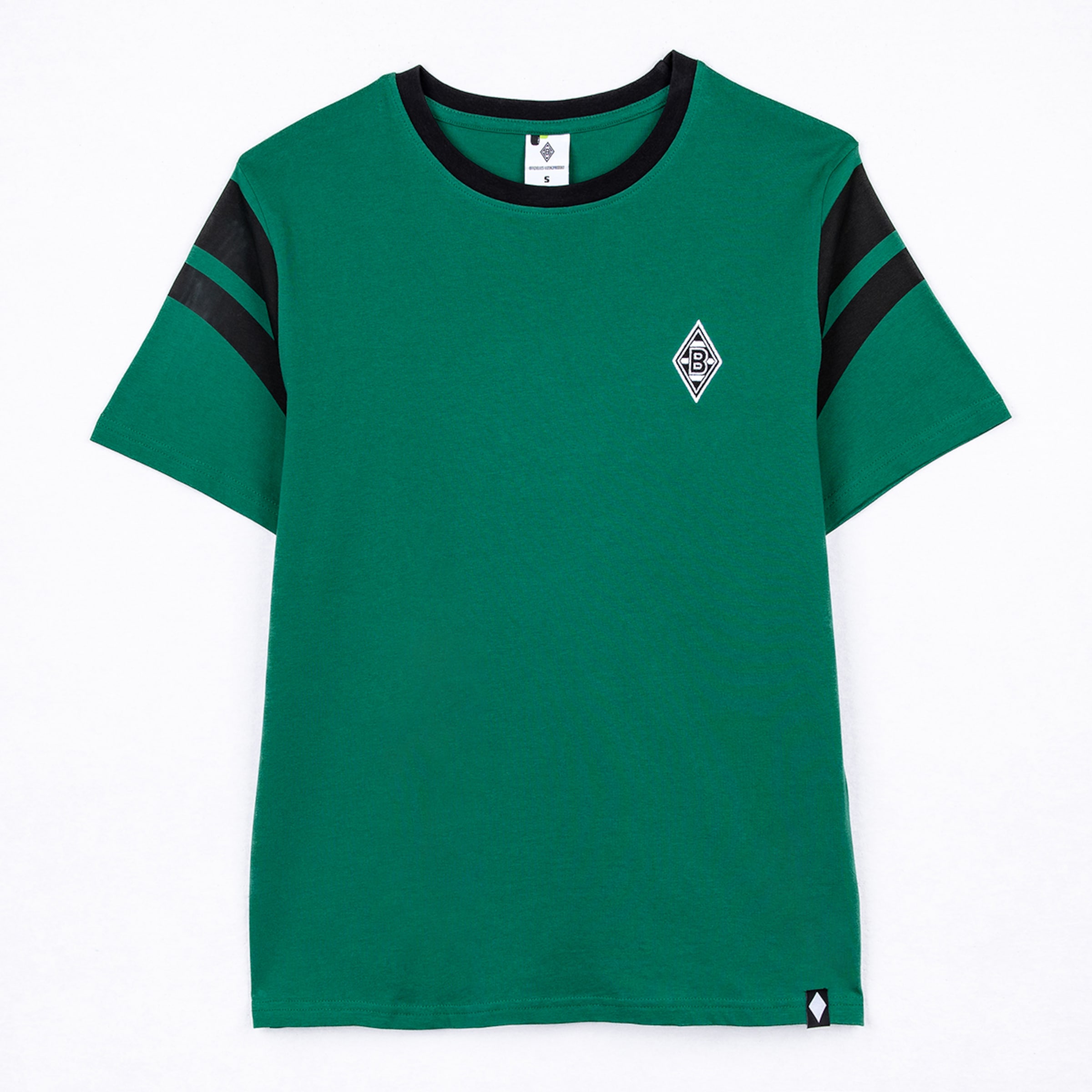 Ein grünes T-Shirt mit schwarzem Ringelkragen und schwarzen Ärmeln mit zwei schwarzen Streifen. Ein weißes Rautenlogo mit schwarzem 'B' ist auf der linken Brust, ein kleines schwarzes Rautenetikett am linken Saum. Liegt flach auf weißem Grund.