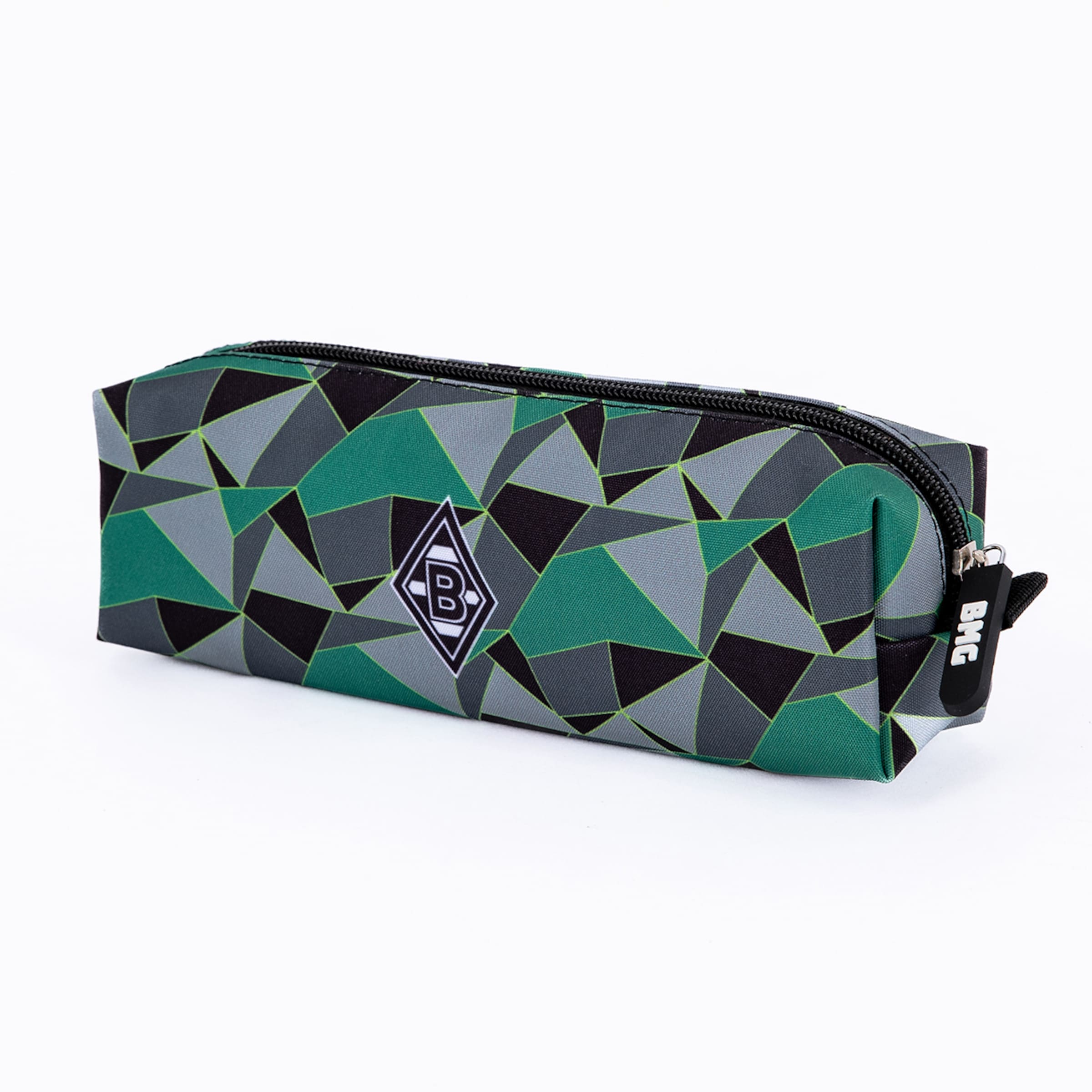 Ein rechteckiges Federmäppchen mit einem geometrischen Muster in Grün, Grau und Schwarz. Es zeigt das Borussia Mönchengladbach „B“-Logo und einen „BMG“-Reißverschlussanhänger.