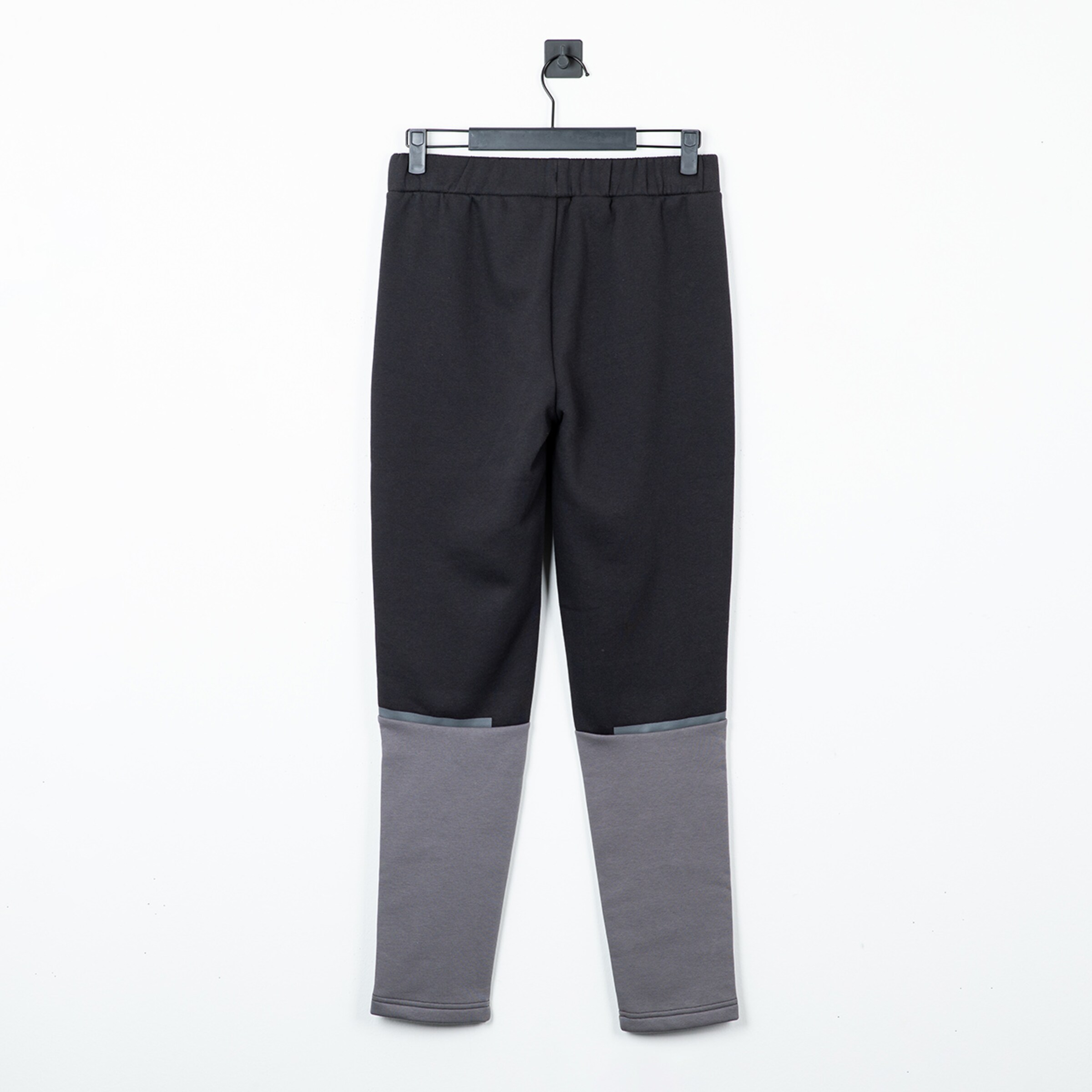 Schwarze Trainingshose mit grauen Einsätzen an den Beinenden
