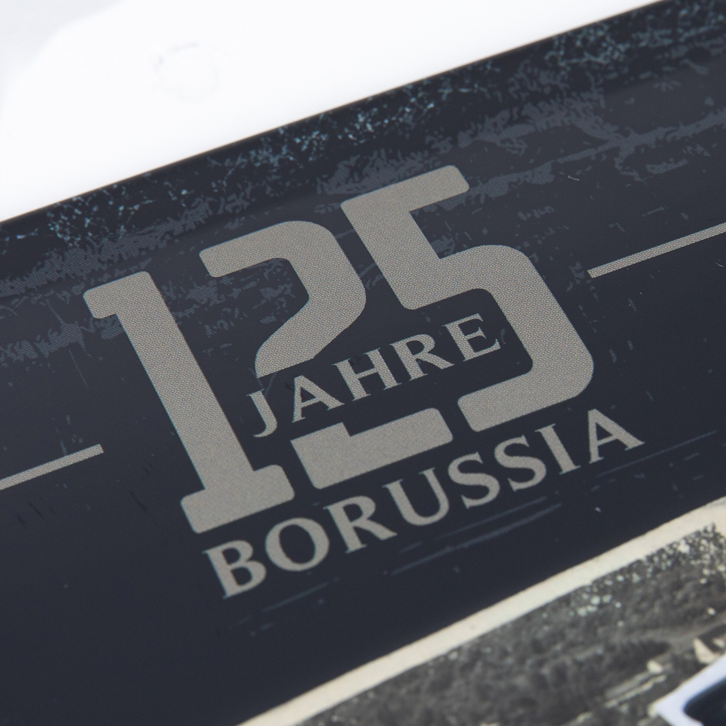 Logo zum 125. Jubiläum von Borussia: Silberner, stilisierter Schriftzug „125 JAHRE BORUSSIA“ auf dunklem Hintergrund.