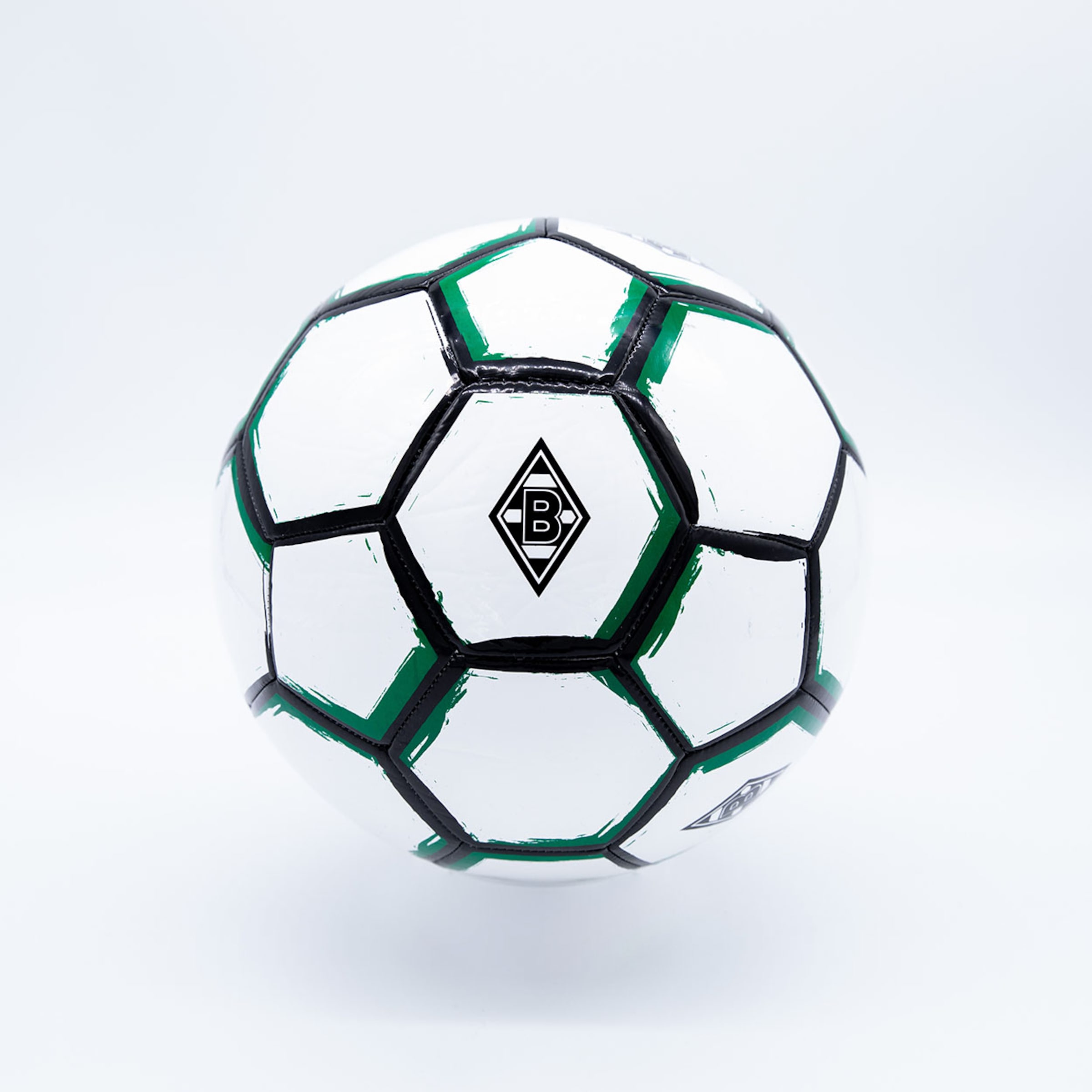 weißer Fußball mit schwarzer und grüner Hexagonalstruktur Logo von Borussia Mönchengladbach in der Mitte