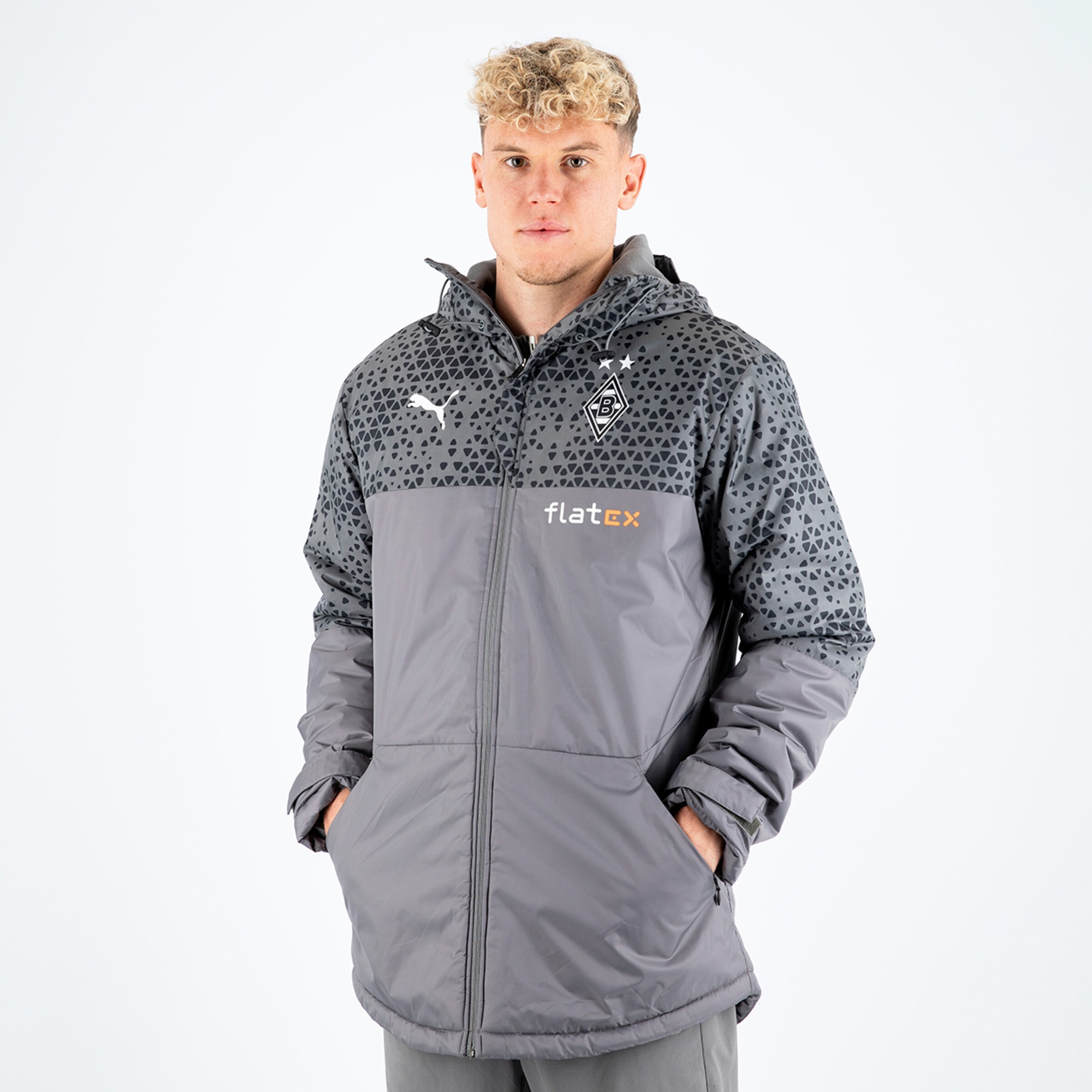 Sportjacke von Borussia Mönchengladbach graue Farbe Kapuze Logo von Puma und Sponsoren