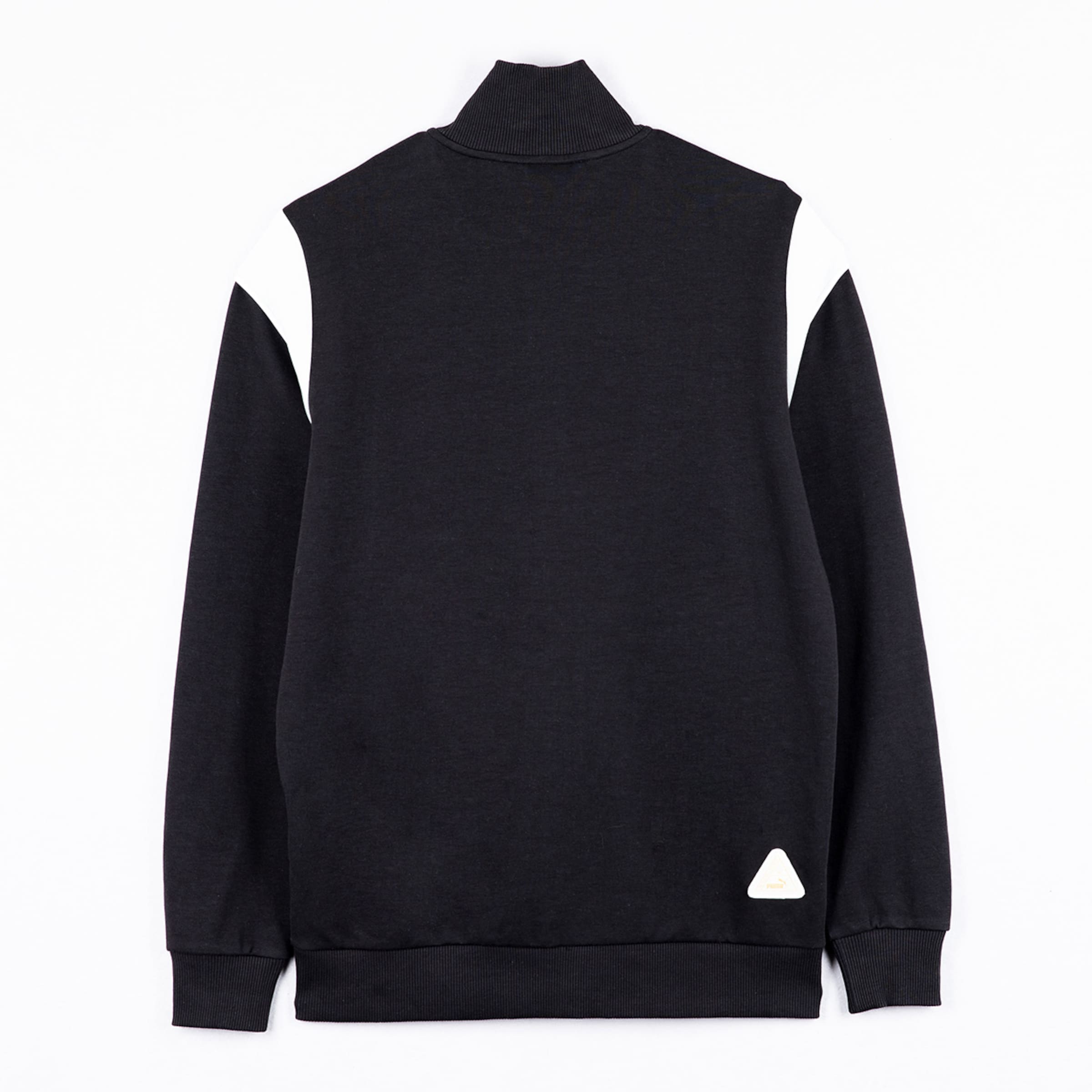 Rückansicht einer schwarzen Trainingsjacke mit weißen Schultereinsätzen und einem kleinen weißen Logo auf der rechten Rückenseite.