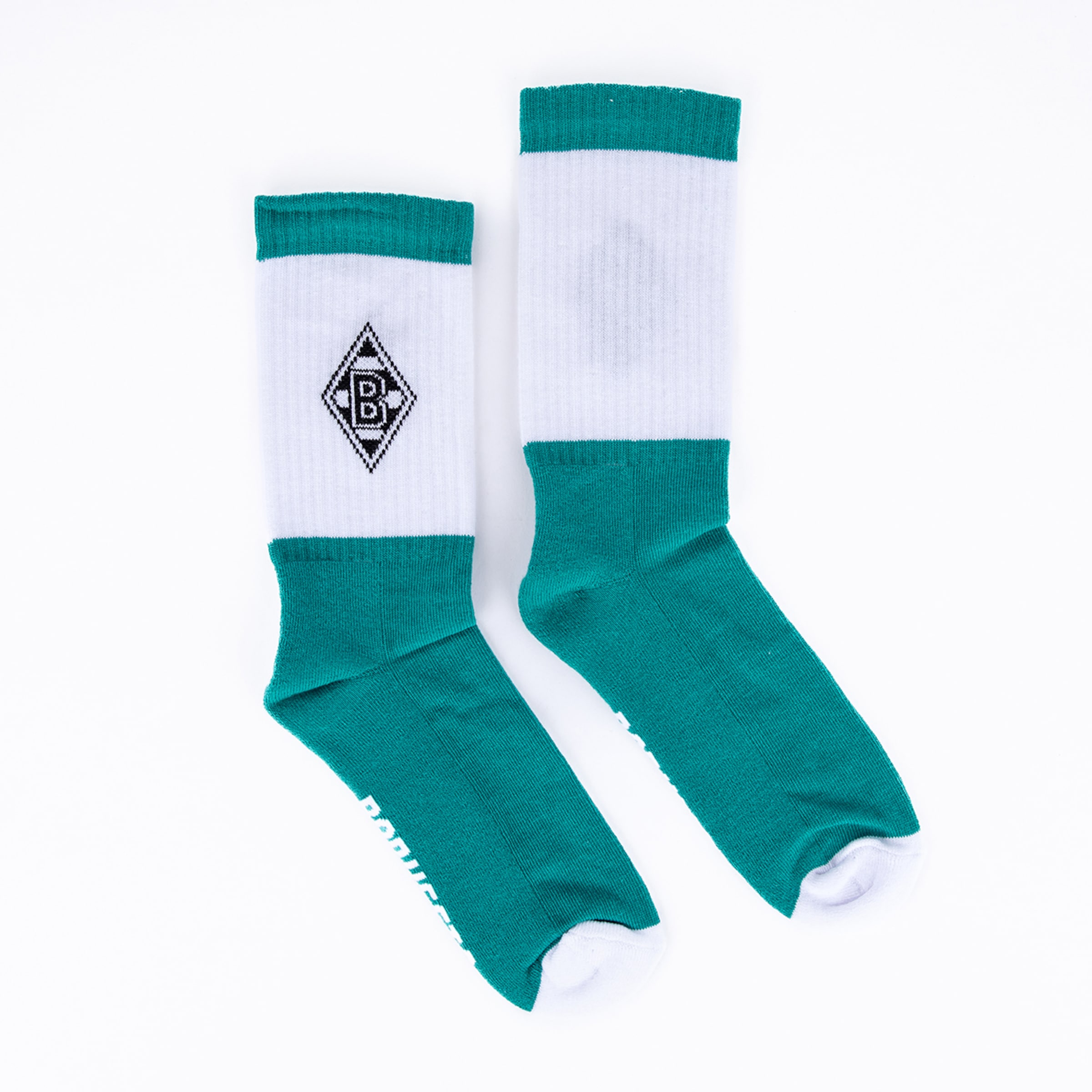 Ein Paar weiß-grüne Socken mit dem Logo von Borussia Mönchengladbach auf weißem Hintergrund.
