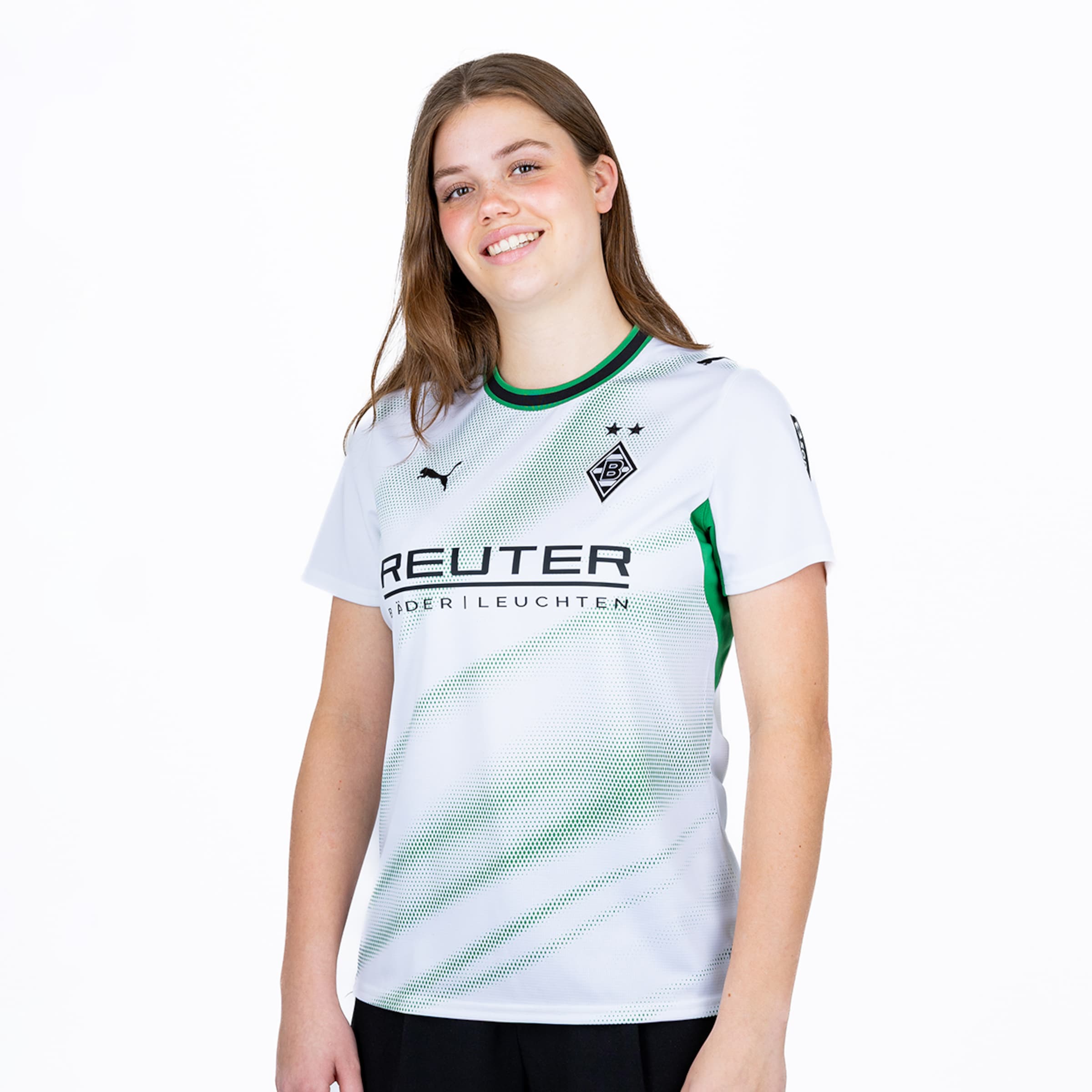 Lächelnde Frau im weißen Borussia Mönchengladbach Trikot (Puma) mit Reuter-Sponsorenlogo vor weißem Hintergrund.