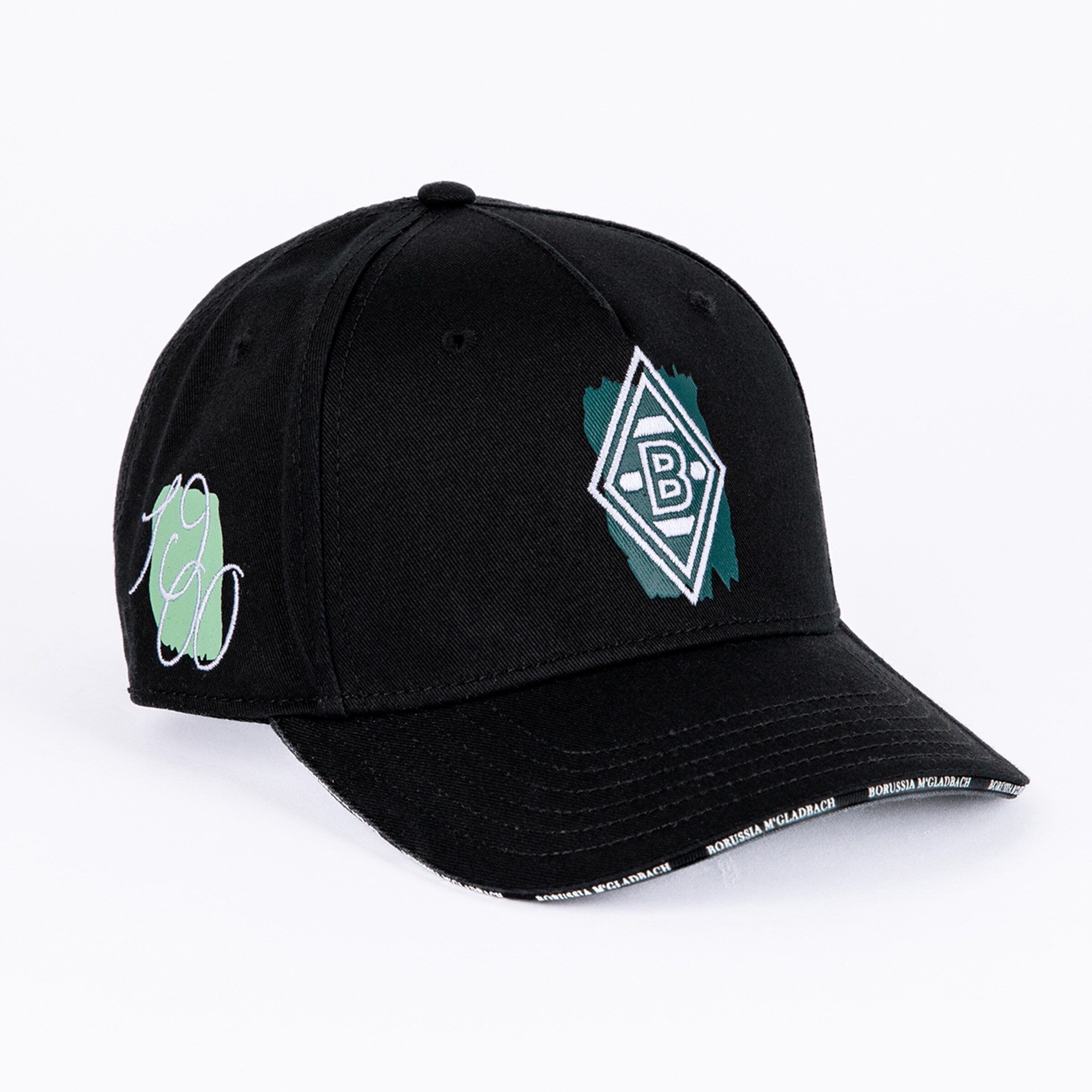 Schwarze Borussia Mönchengladbach Kappe mit Rauten-Logo vorn, „1900“-Stickerei seitlich und Vereinsnamen am Krempenrand.