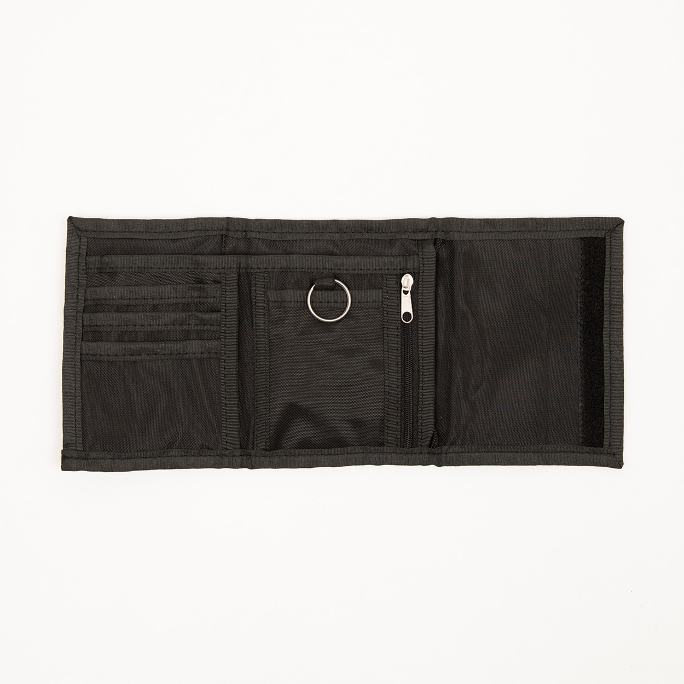 Schwarze Geldbörse mit mehreren Kartenfächern und einem Reißverschlussfach.