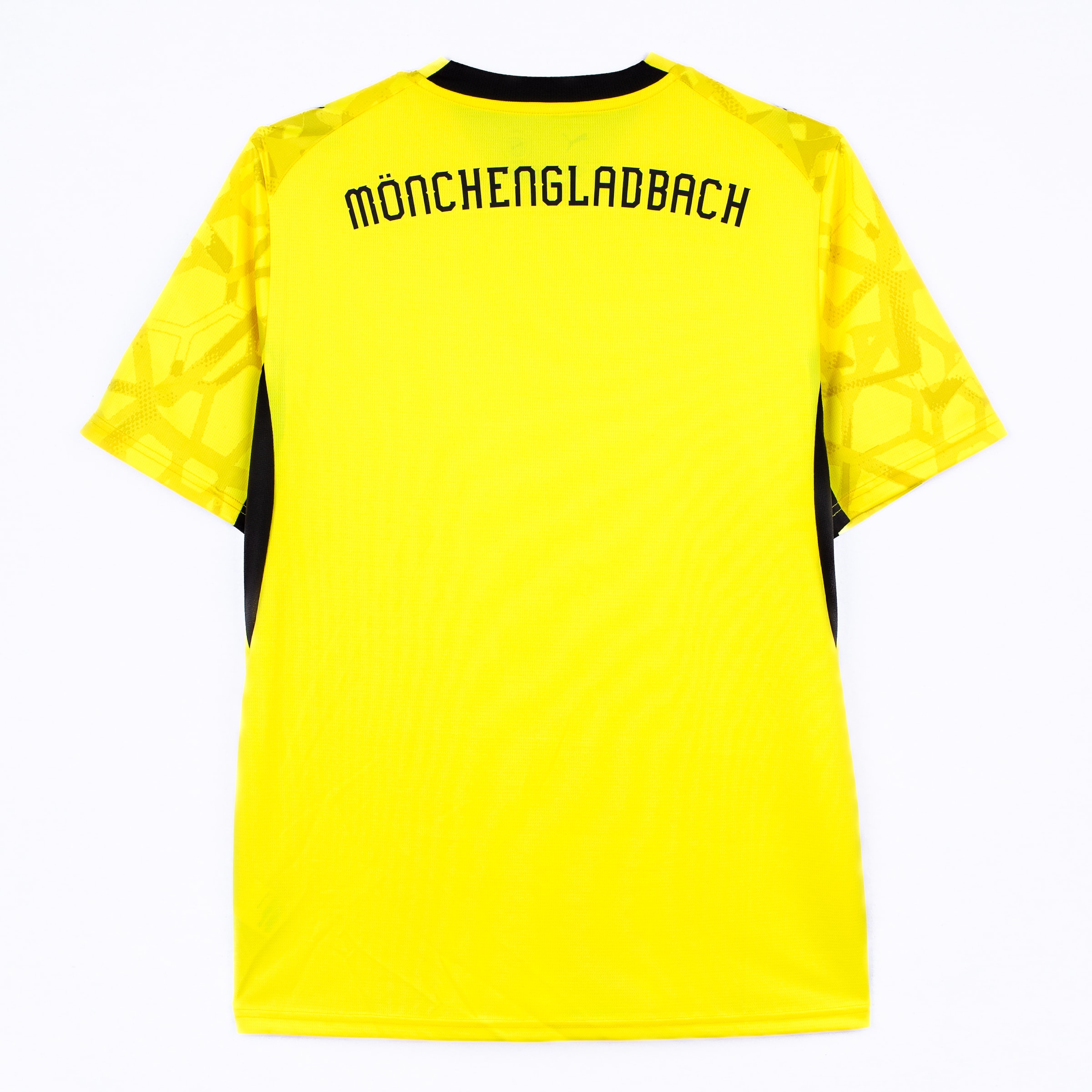 Rückseite eines gelben Fußballtrikots mit schwarzem Schriftzug 'MÖNCHENGLADBACH', schwarzen Seiteneinsätzen und gemusterten Ärmeln.