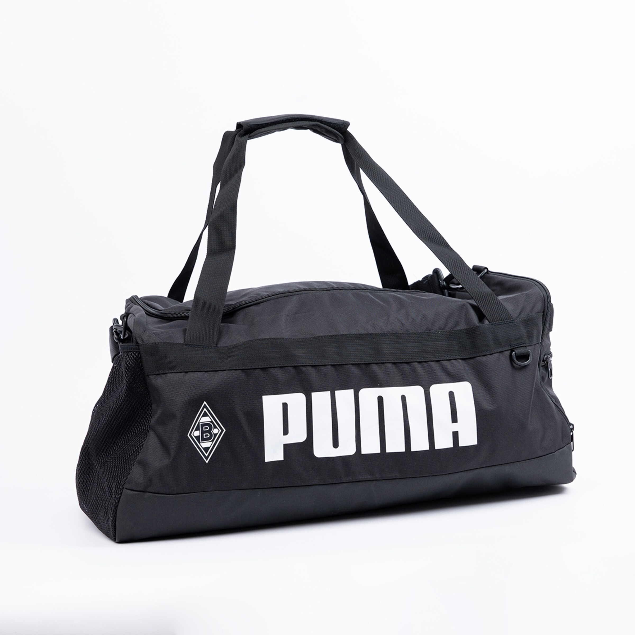 Schwarze Sporttasche mit dem PUMA-Logo und Borussia Mönchengladbach-Symbol.