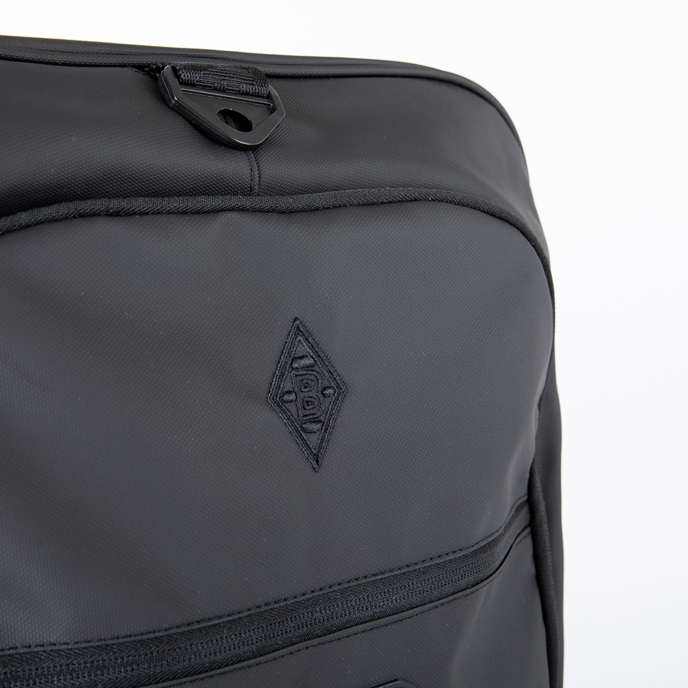 Schwarzer Rucksack mit Vereinslogo von Borussia Mönchengladbach.