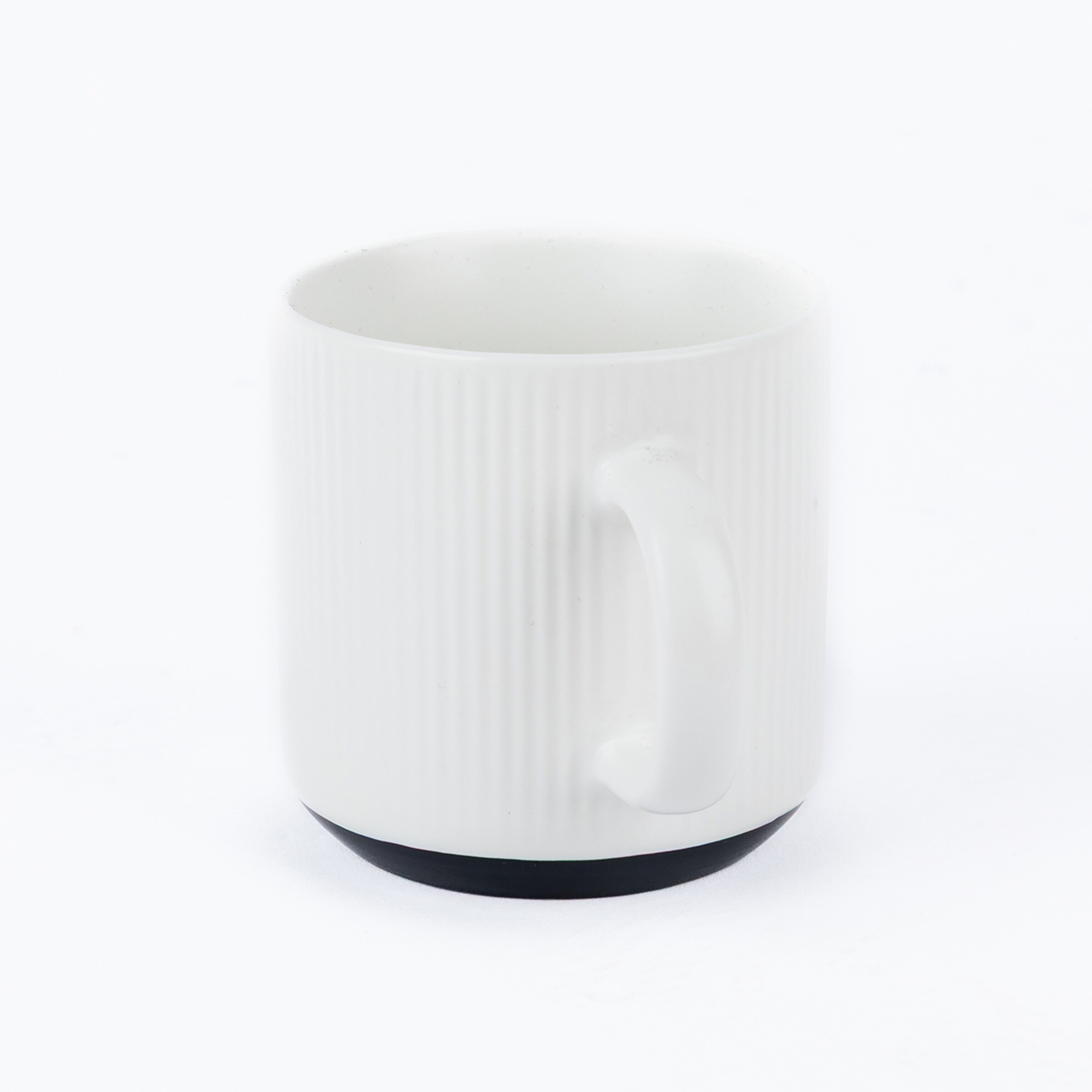 Weiße Kaffeetasse mit Rillen und schwarzem Boden