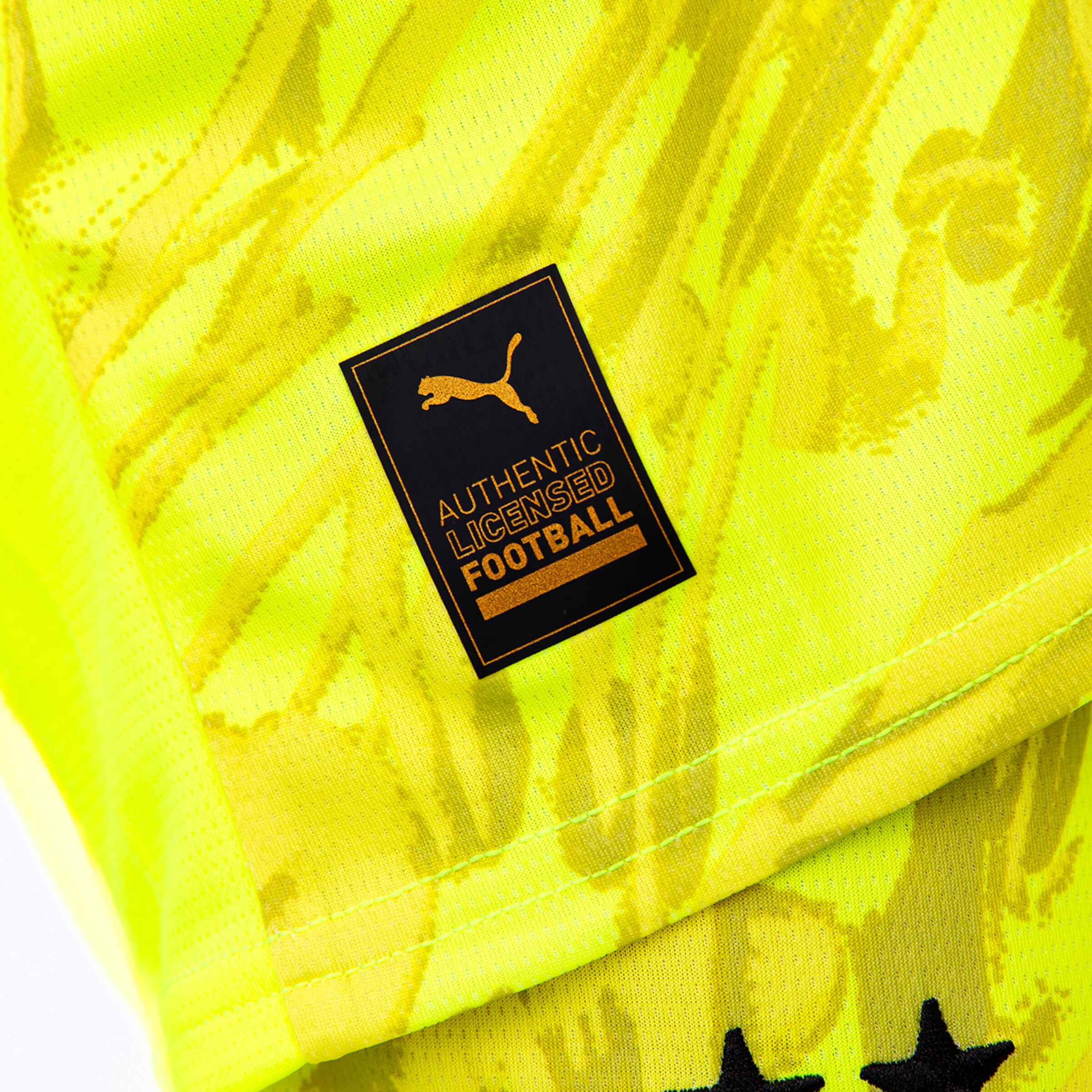 Authentisches lizenziertes Fußballetikett von Puma auf einem gelben Trikot