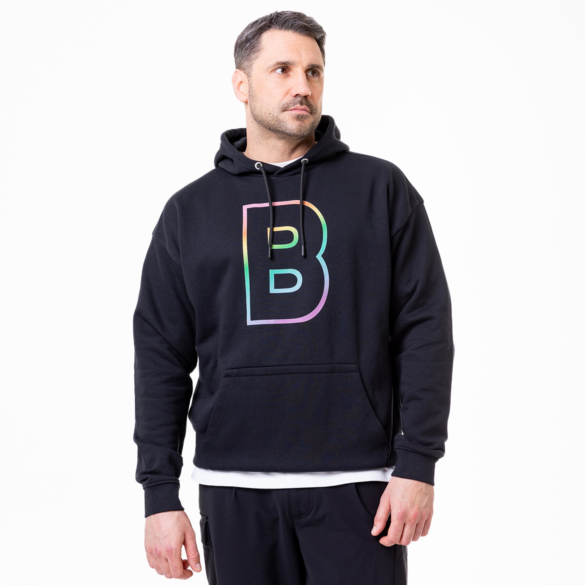 Mann in schwarzem Hoodie mit buntem B-Logo.