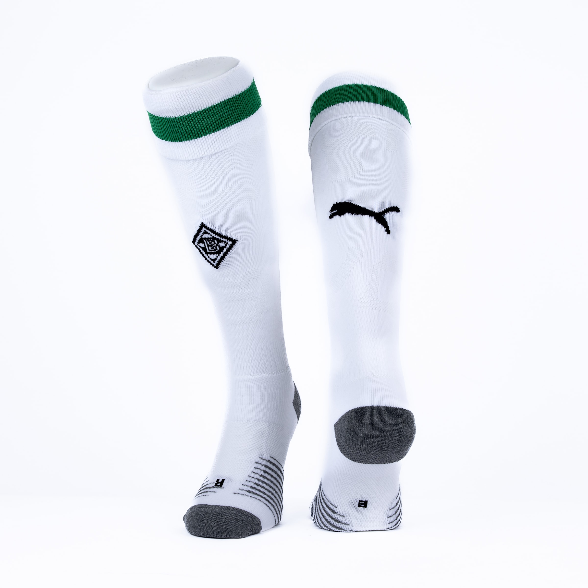 Weiße Puma Fußballstutzen von Borussia Mönchengladbach mit grünem Rand, Vereinslogo, Puma-Logo sowie grauen Fersen- und Zehenpartien.