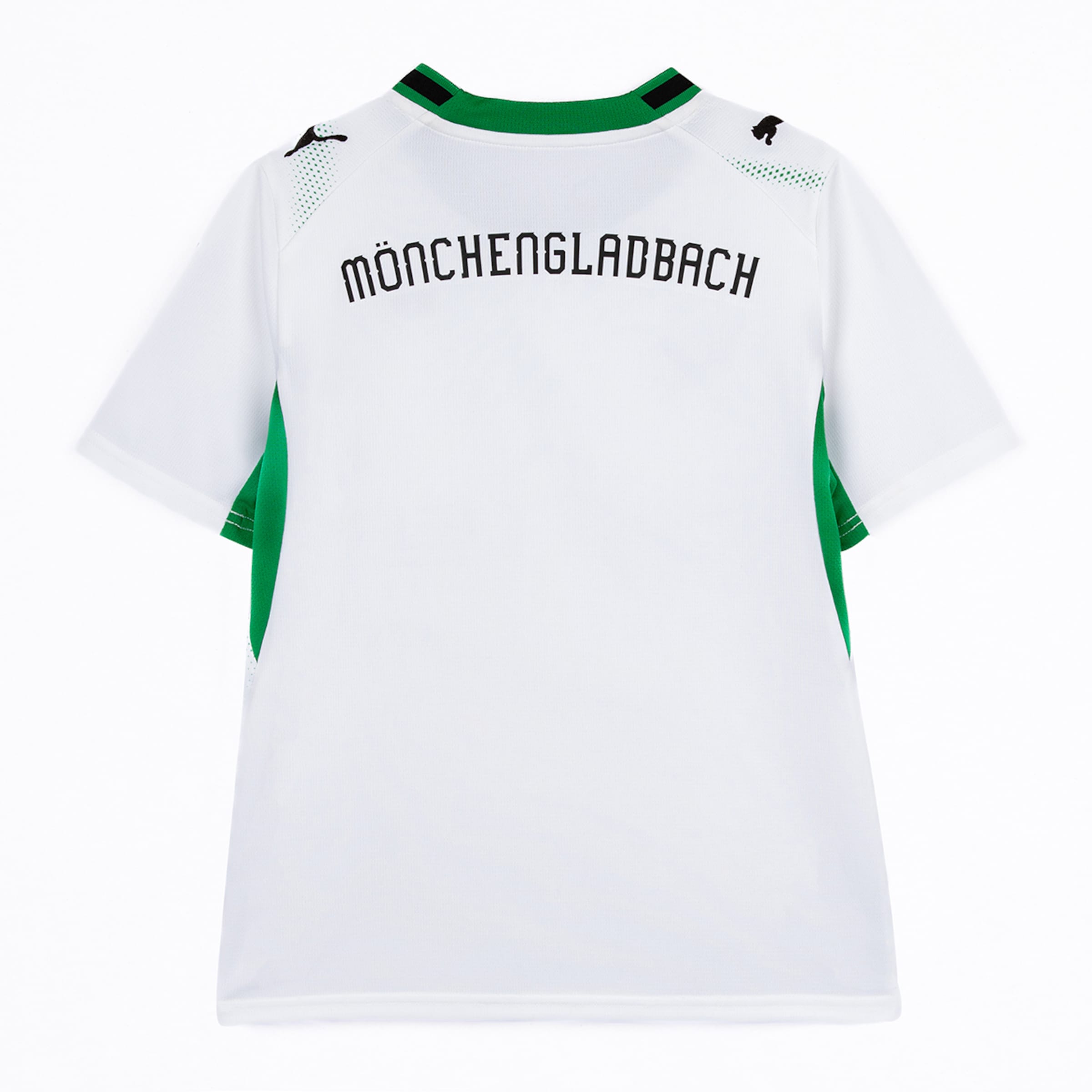 Rückansicht eines weißen Borussia Mönchengladbach Trikots von Puma mit grünem Kragen und schwarzem „MÖNCHENGLADBACH“ Aufdruck.