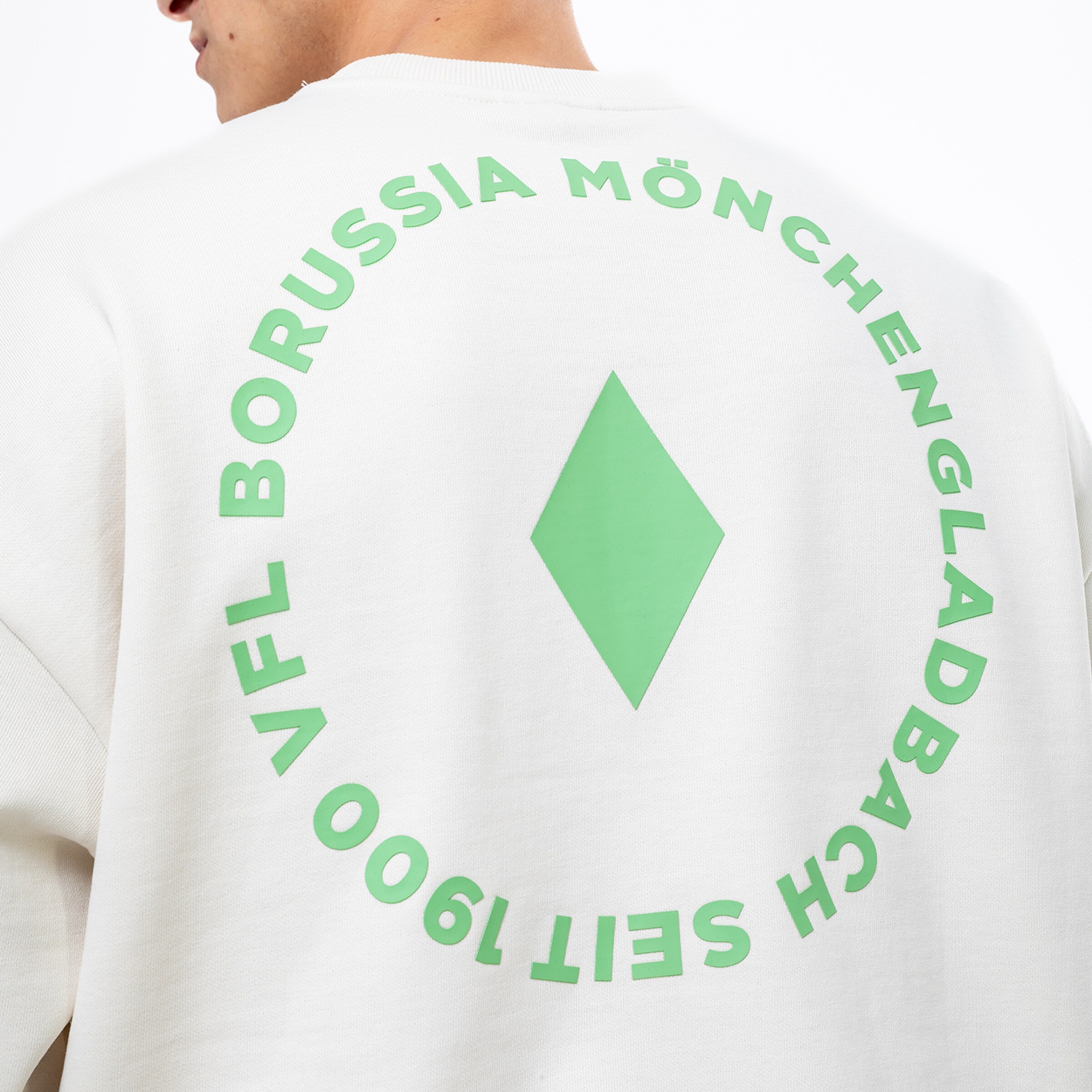 Sweatshirt-Rückansicht mit grünem Vereinslogo von Borussia Mönchengladbach und Slogan.