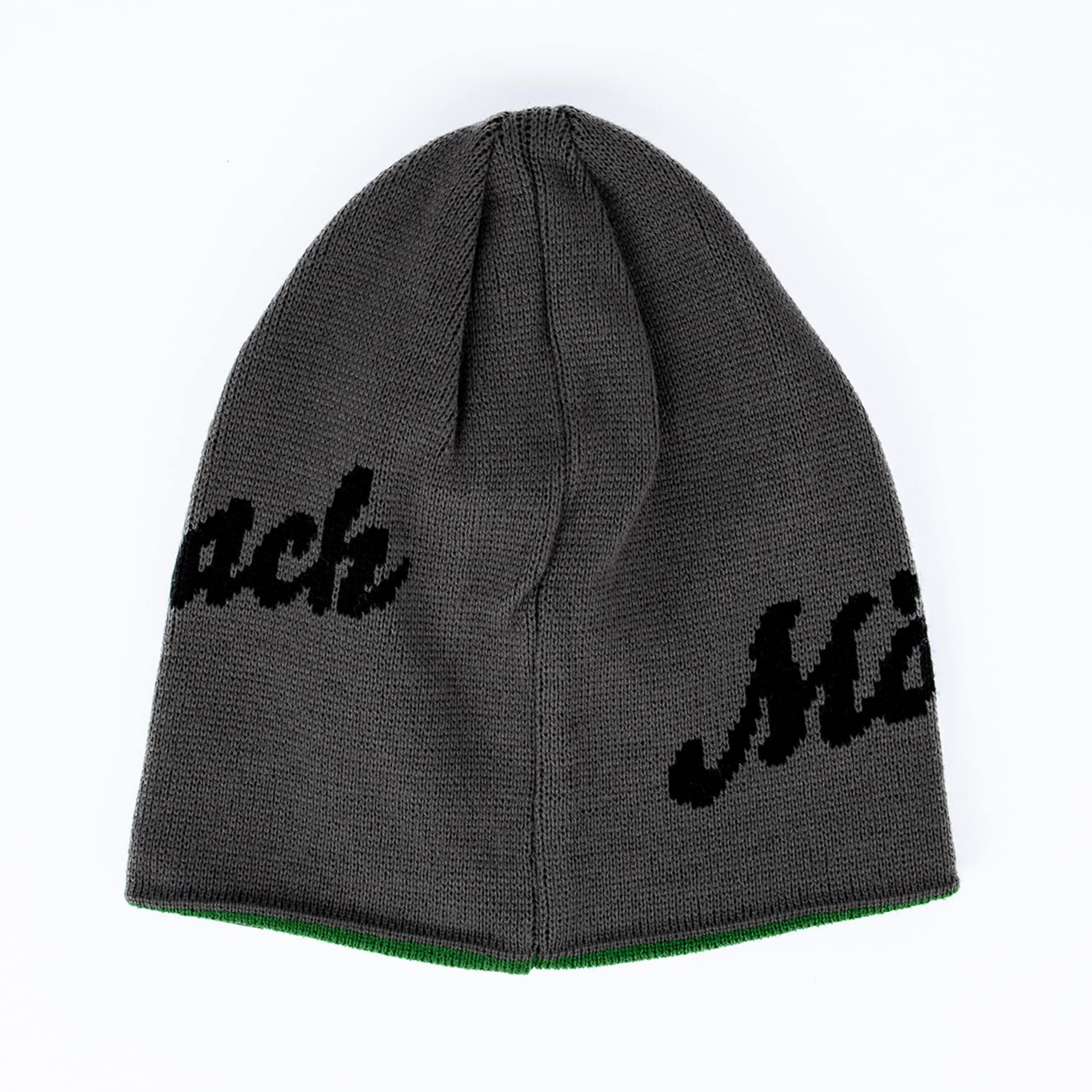 Dunkelgraue Strickmütze mit schwarzem Schriftzug und schmalem grünem Rand unten vor weißem Hintergrund.