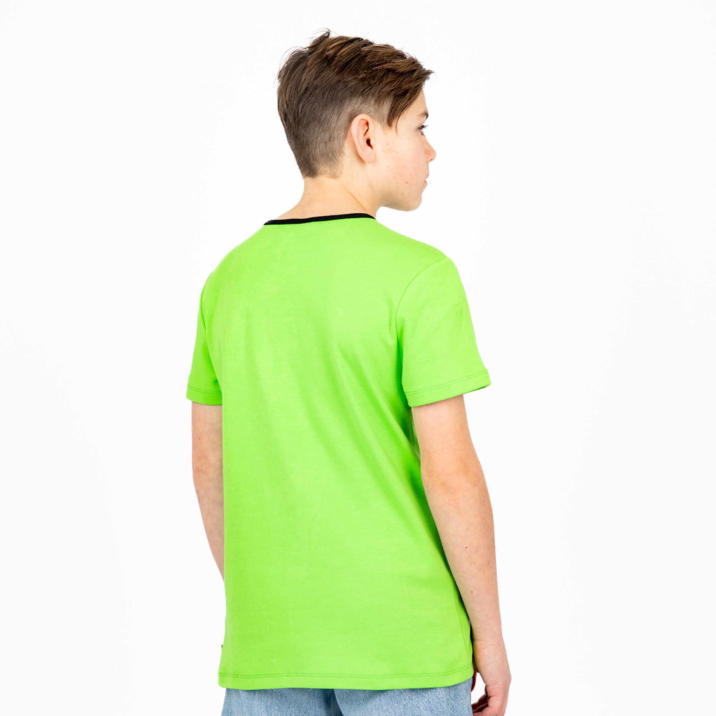 Junge der ein grünes T-Shirt von hinten trägt mit kurzen Ärmeln und schwarzem Kragen.