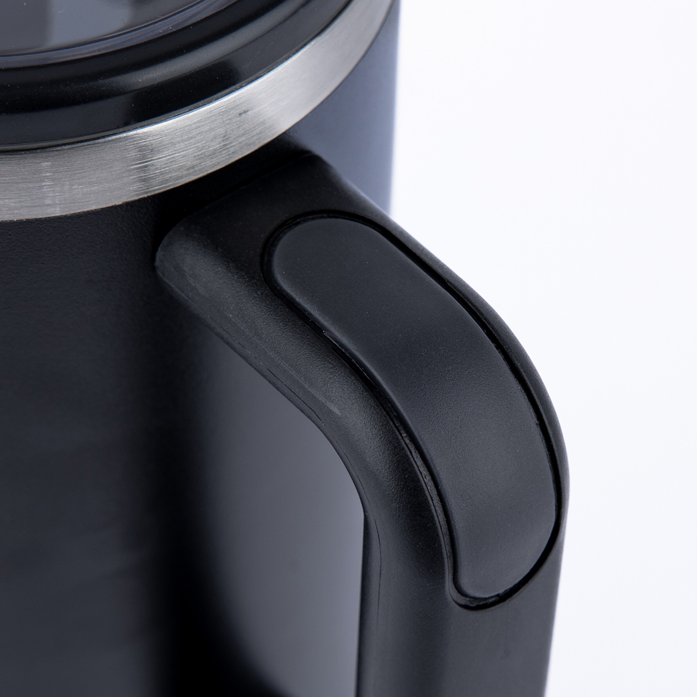 Nahaufnahme eines ergonomischen schwarzen Bechergriffs mit Daumenauflage und gebürstetem Edelstahlrand.