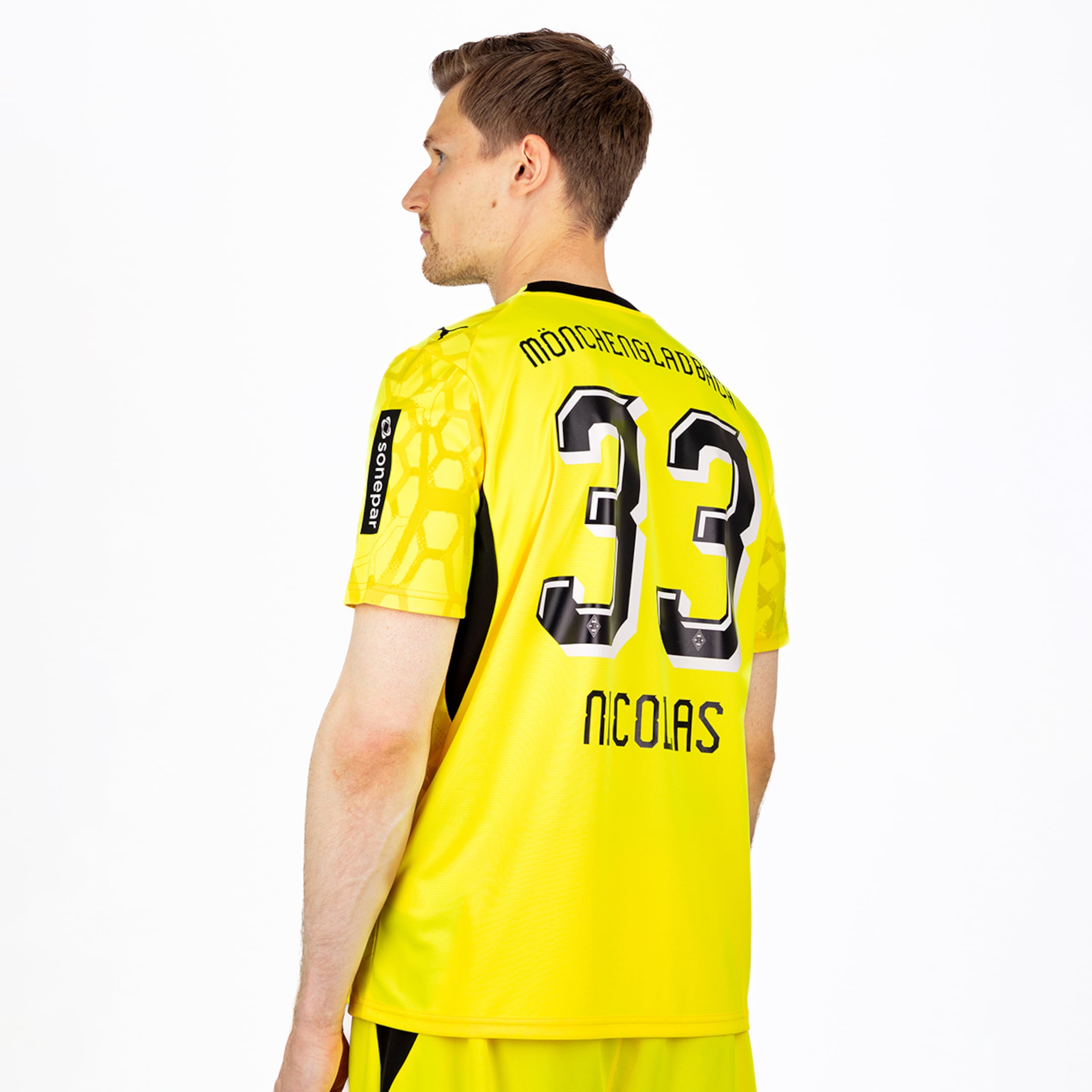 Rückansicht eines Mannes im gelben Gladbach-Torwarttrikot mit der Nummer 33 und dem Namen NICOLAS.