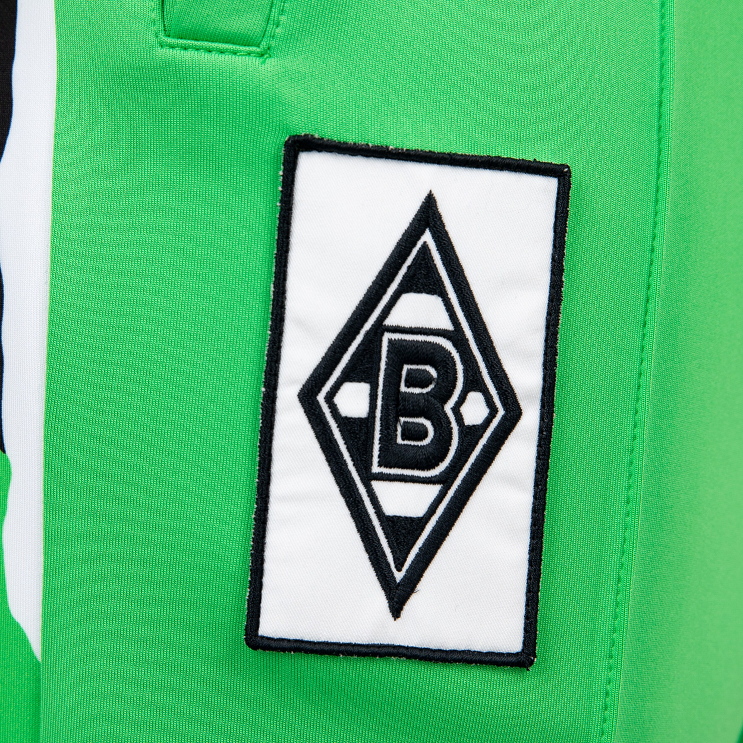 Das Logo von Borussia Mönchengladbach auf einem grünen Sporttrikot.
