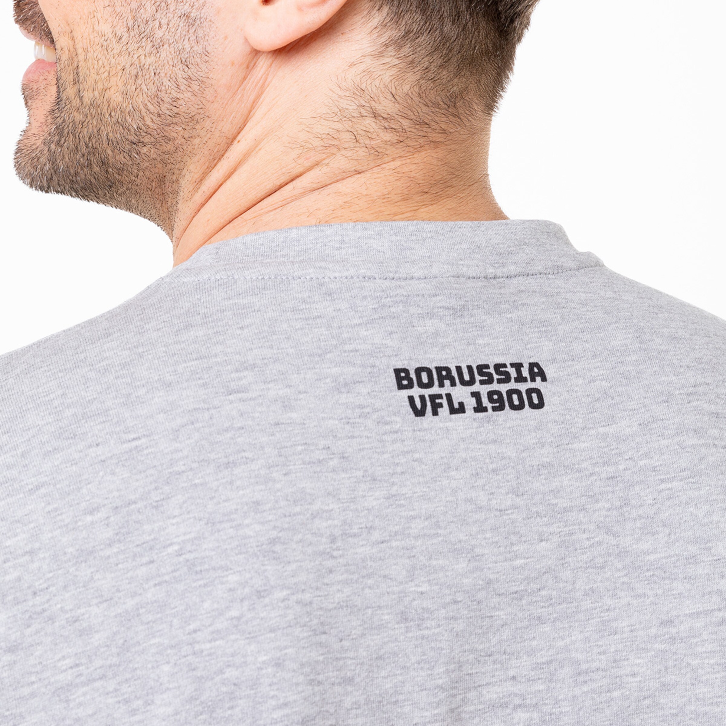 Graues T-Shirt mit Schriftzug BORUSSIA VFL 1900 im Nackenbereich.