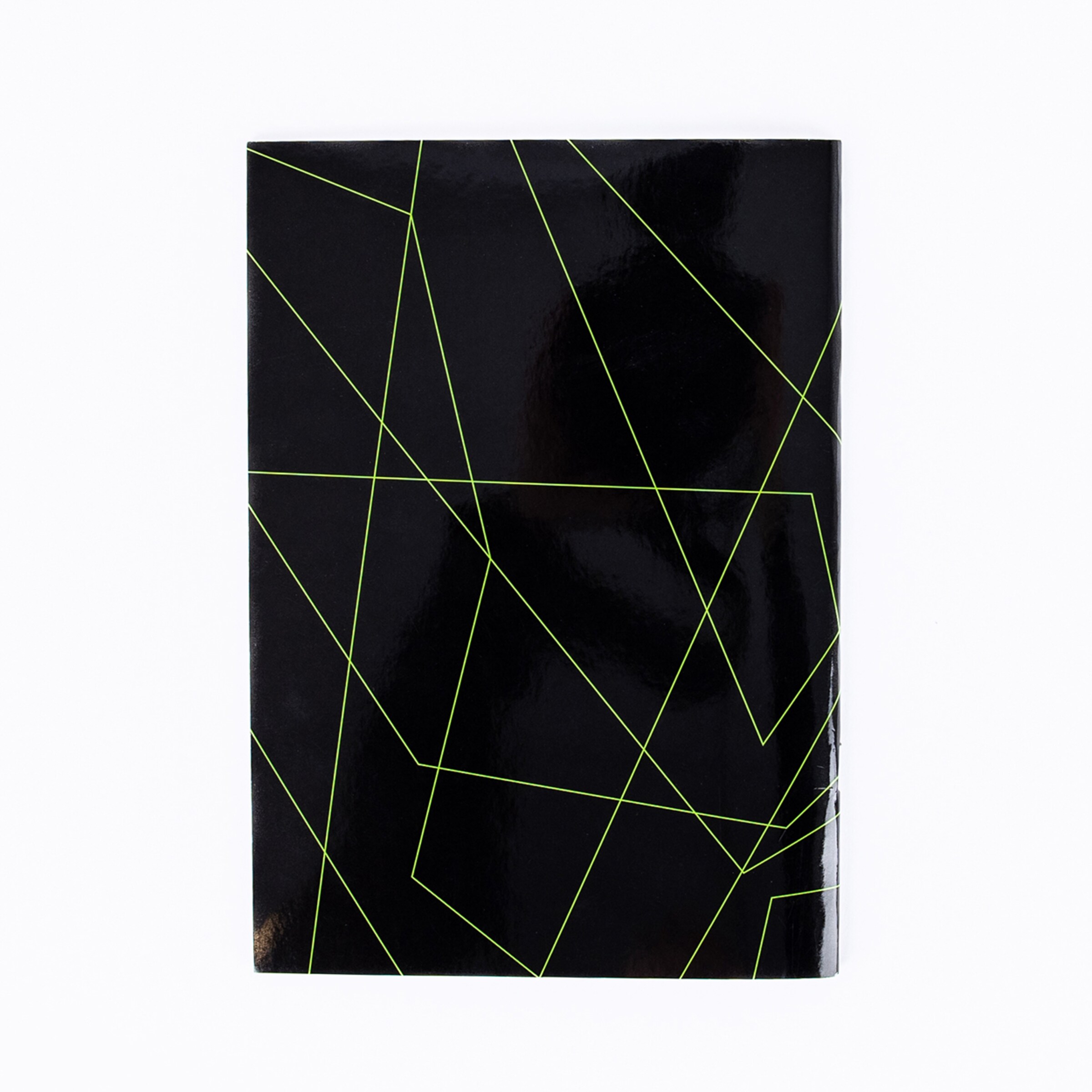 Ein schwarzes Buch mit glänzendem Einband und einem abstrakten geometrischen Muster aus leuchtend neongrünen Linien. Das Buch liegt flach auf einem weißen Hintergrund, von oben gesehen.
