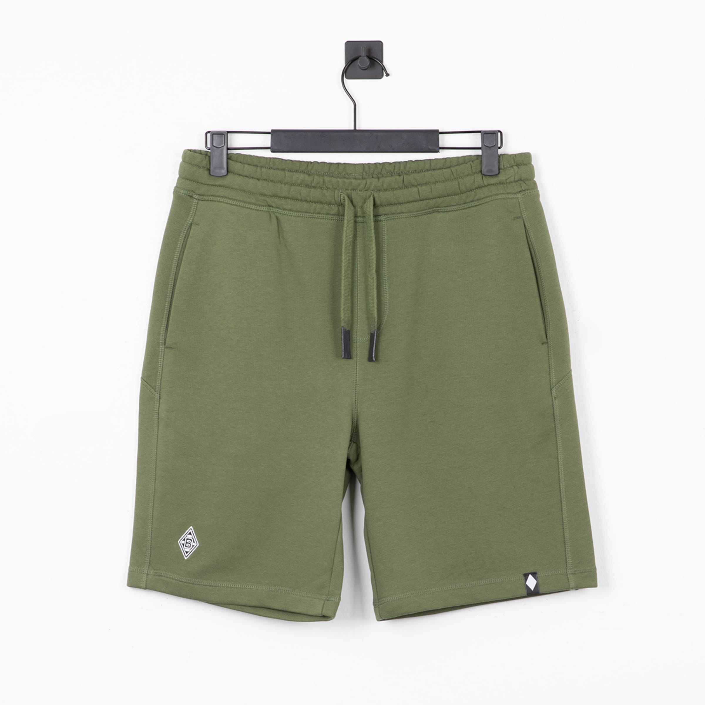 Grüne Shorts mit elastischem Bund und zwei Taschen.