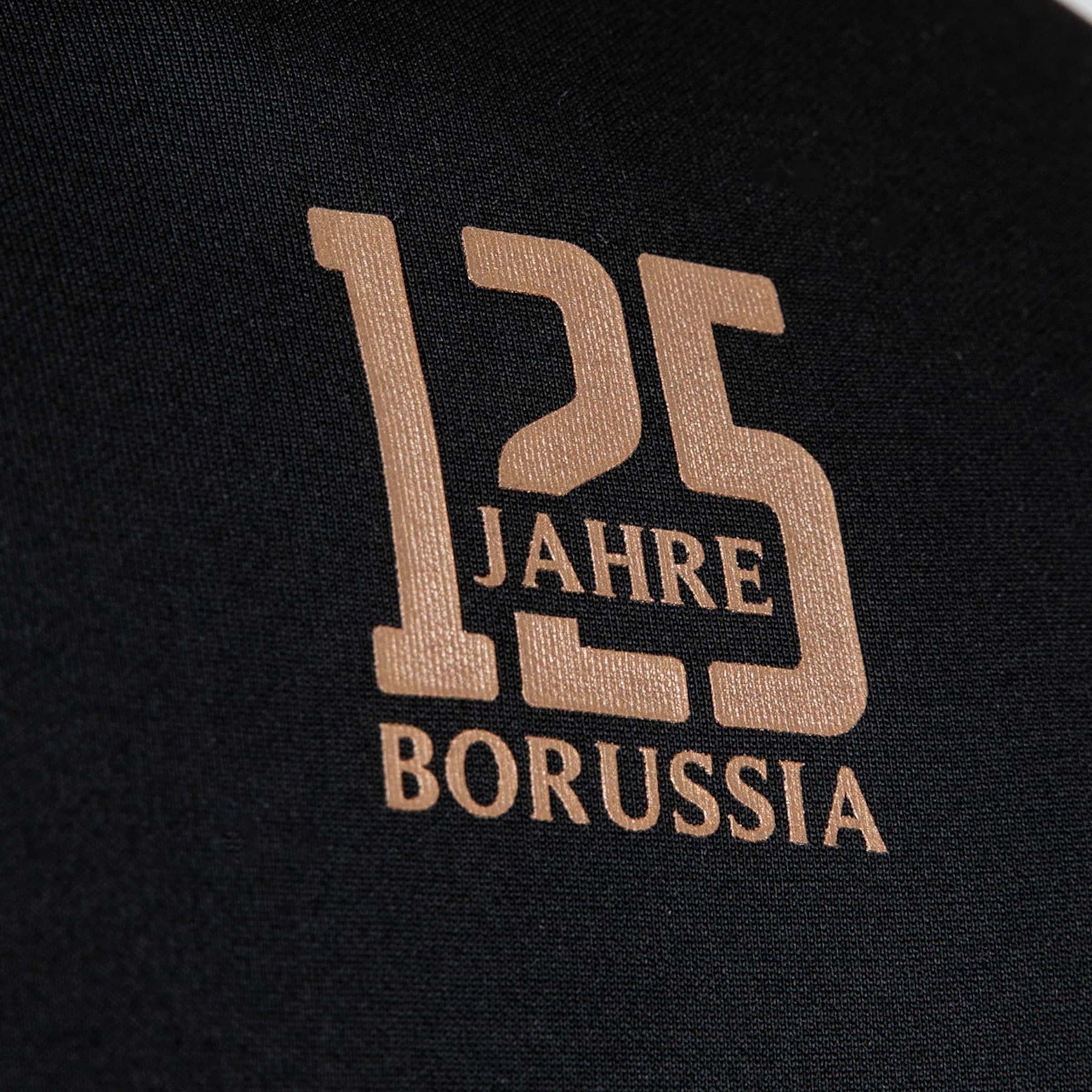 Goldfarbenes Logo auf schwarzem Stoff mit dem Schriftzug „125 JAHRE BORUSSIA“ zum 125-jährigen Vereinsjubiläum.