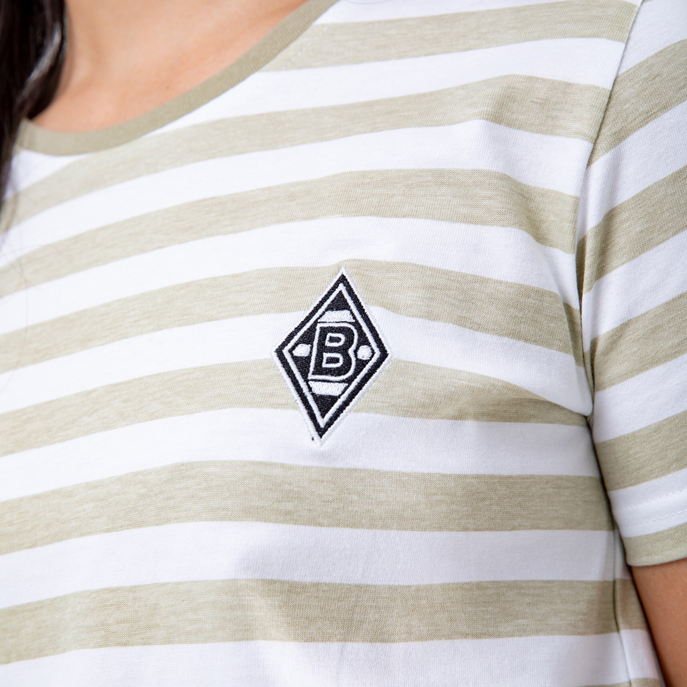 Beige-weiße gestreifte Bluse mit schwarzem Borussia Mönchengladbach-Logo.