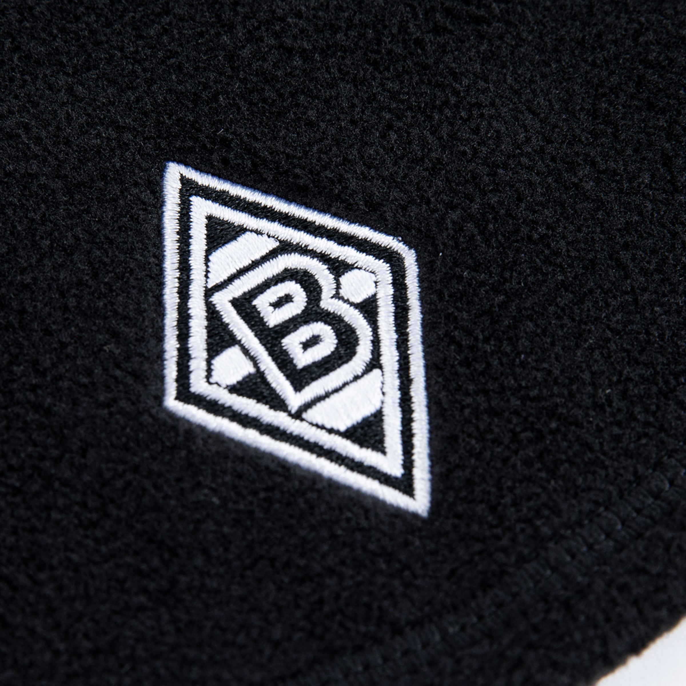 Schwarzes Tuch mit dem Borussia Mönchengladbach Logo in Weiß gestickt.