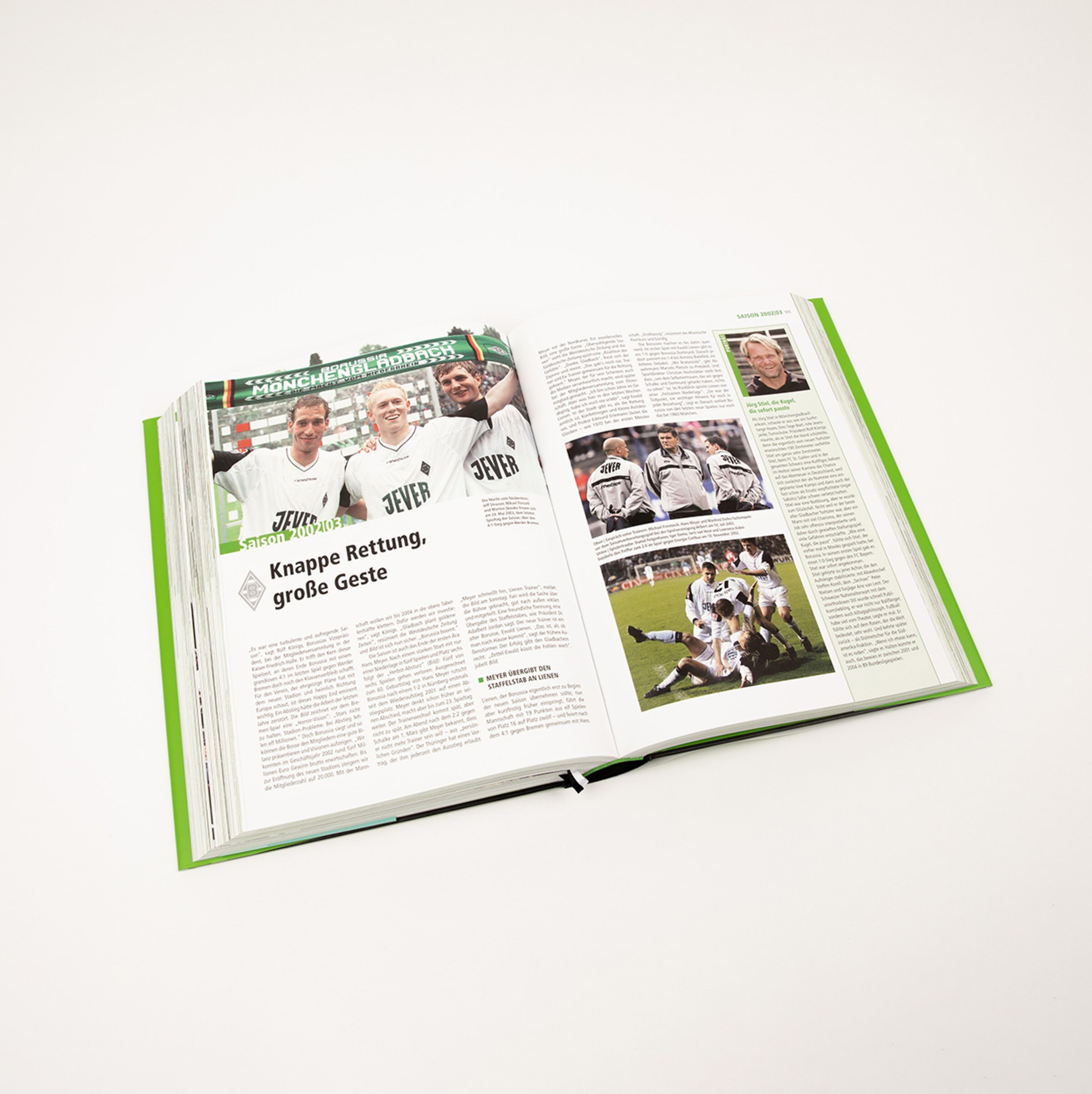 Open book with the text Knappe Rettung große Gesten and images of players.