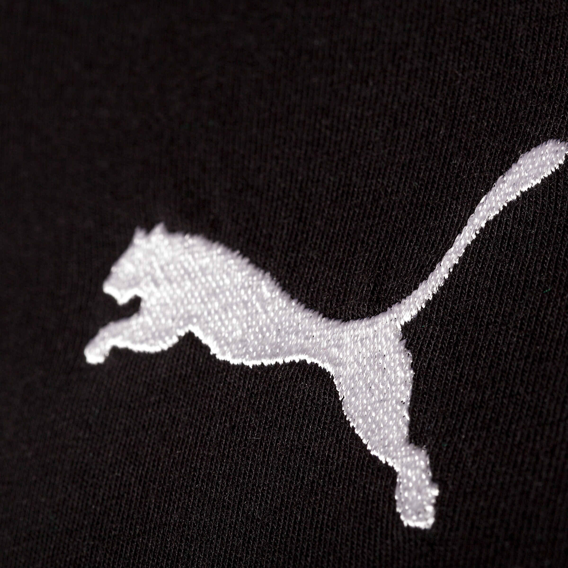 PUMA-Logo in Form eines springenden Panthers gestickt auf schwarzem Stoff.