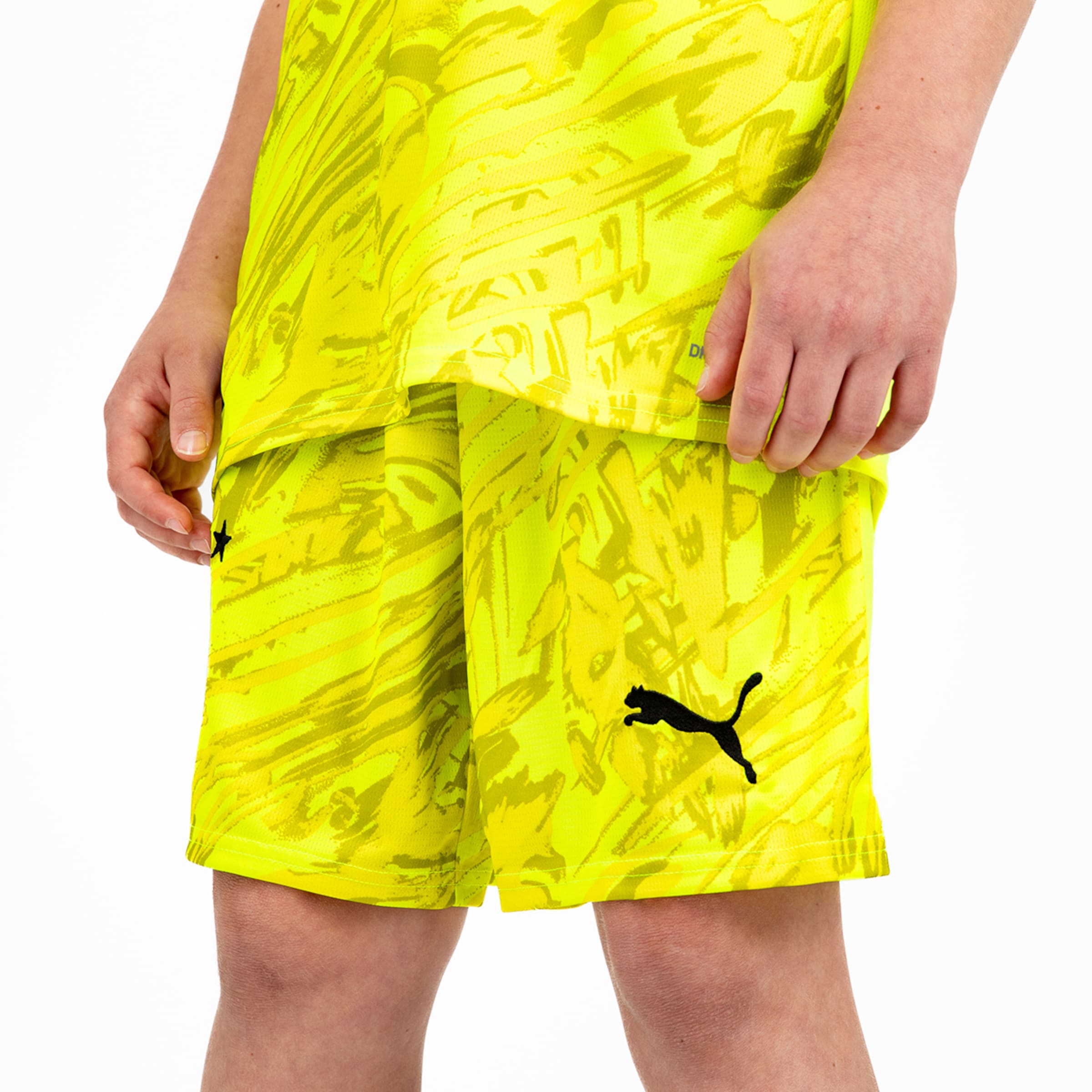 Gelbe Puma-Trikots und Shorts mit abstraktem Muster.