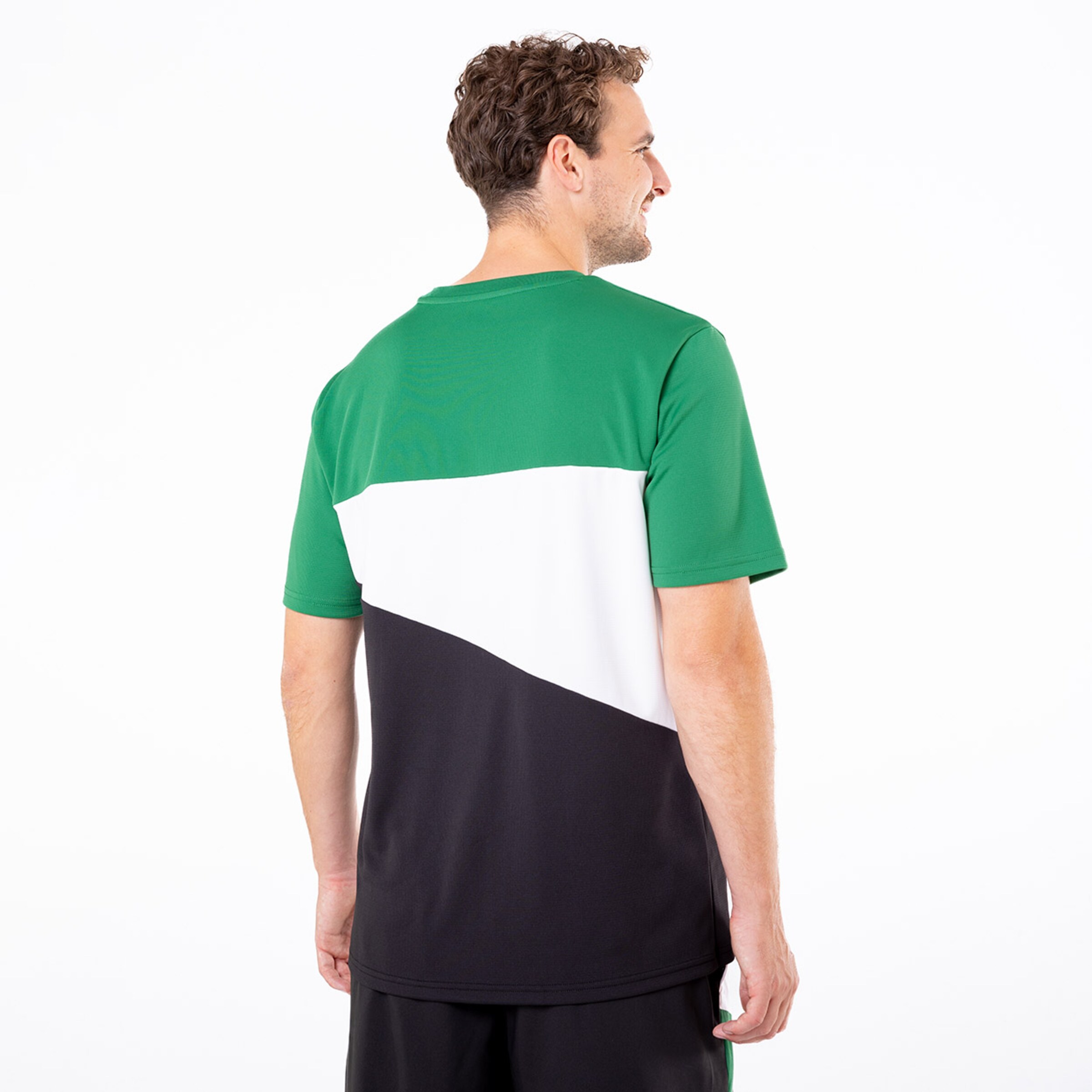 Hinteransicht eines Mannes in Sporttrikot mit grünem weißem und schwarzem Design.