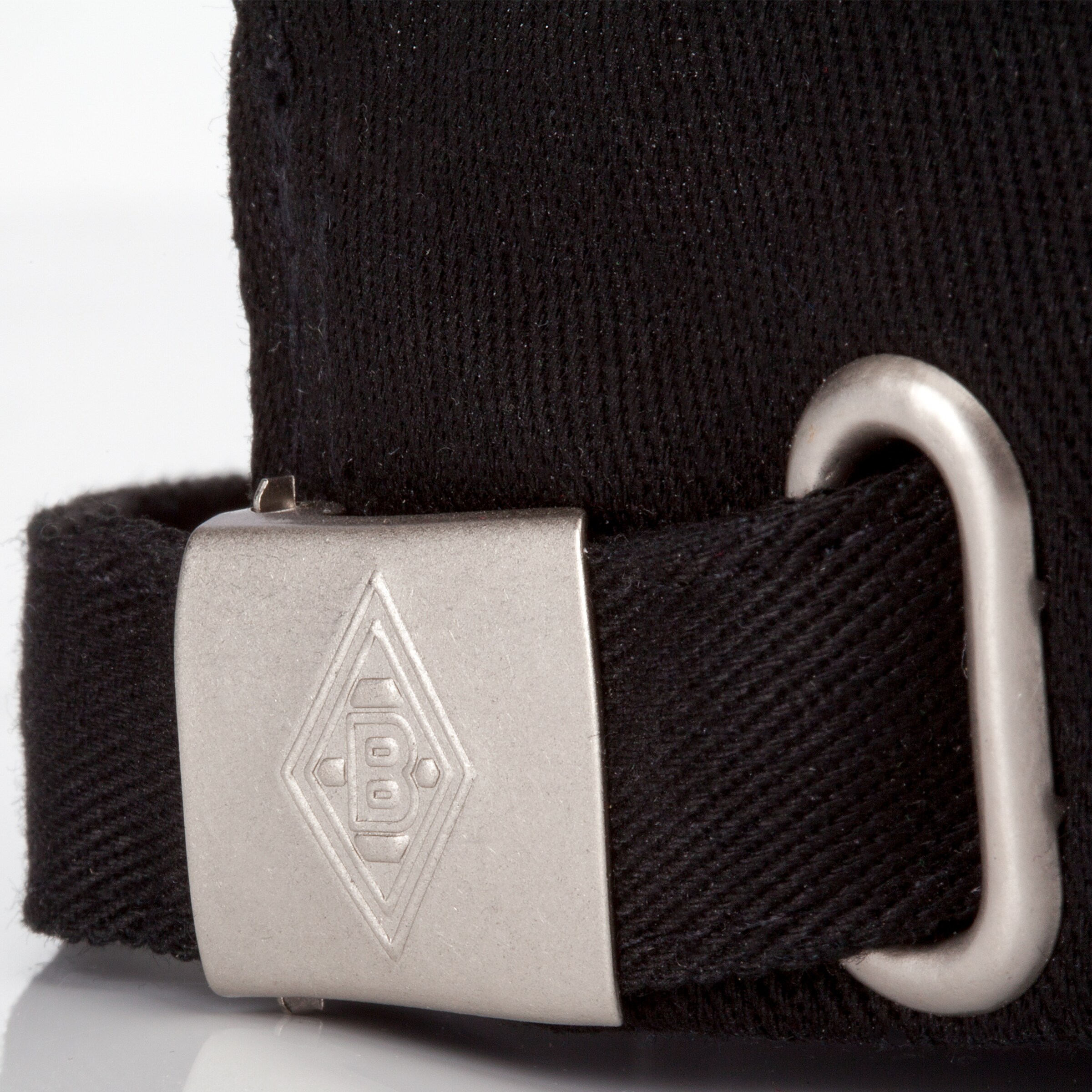 Metallverschluss mit Logo auf einem schwarzen Stoffband.
