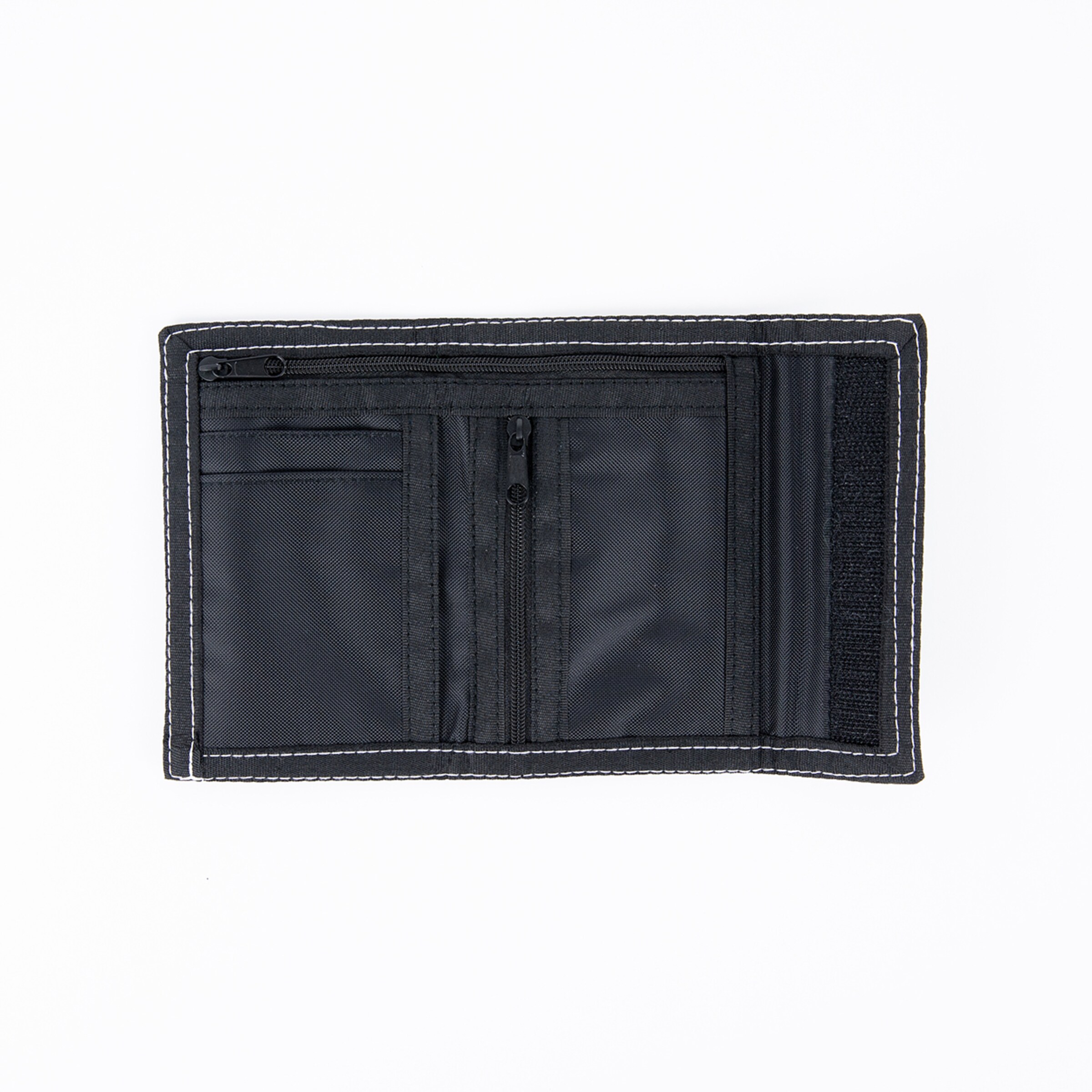 Schwarzes Kartenetui mit mehreren Fächern und Reißverschluss