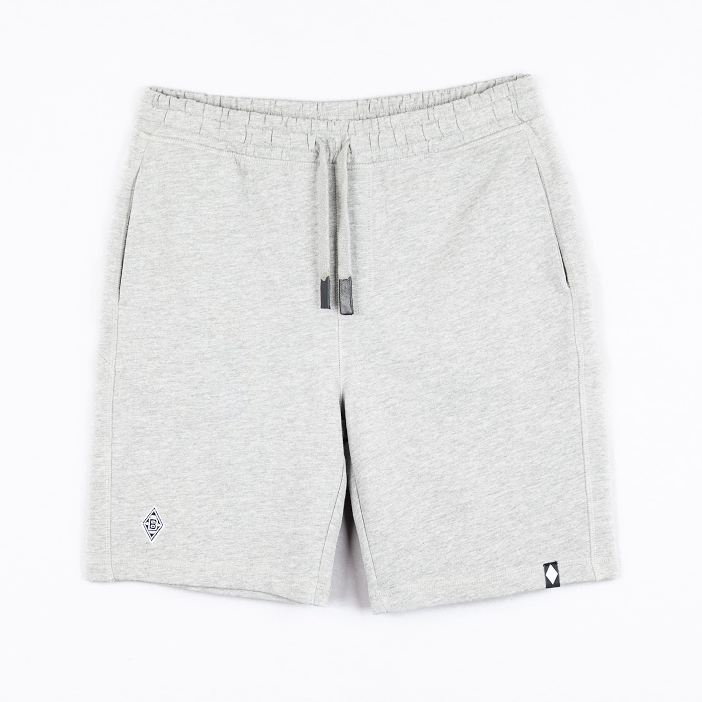 Graue Sportshorts mit elastischem Bund und seitlichen Taschen.