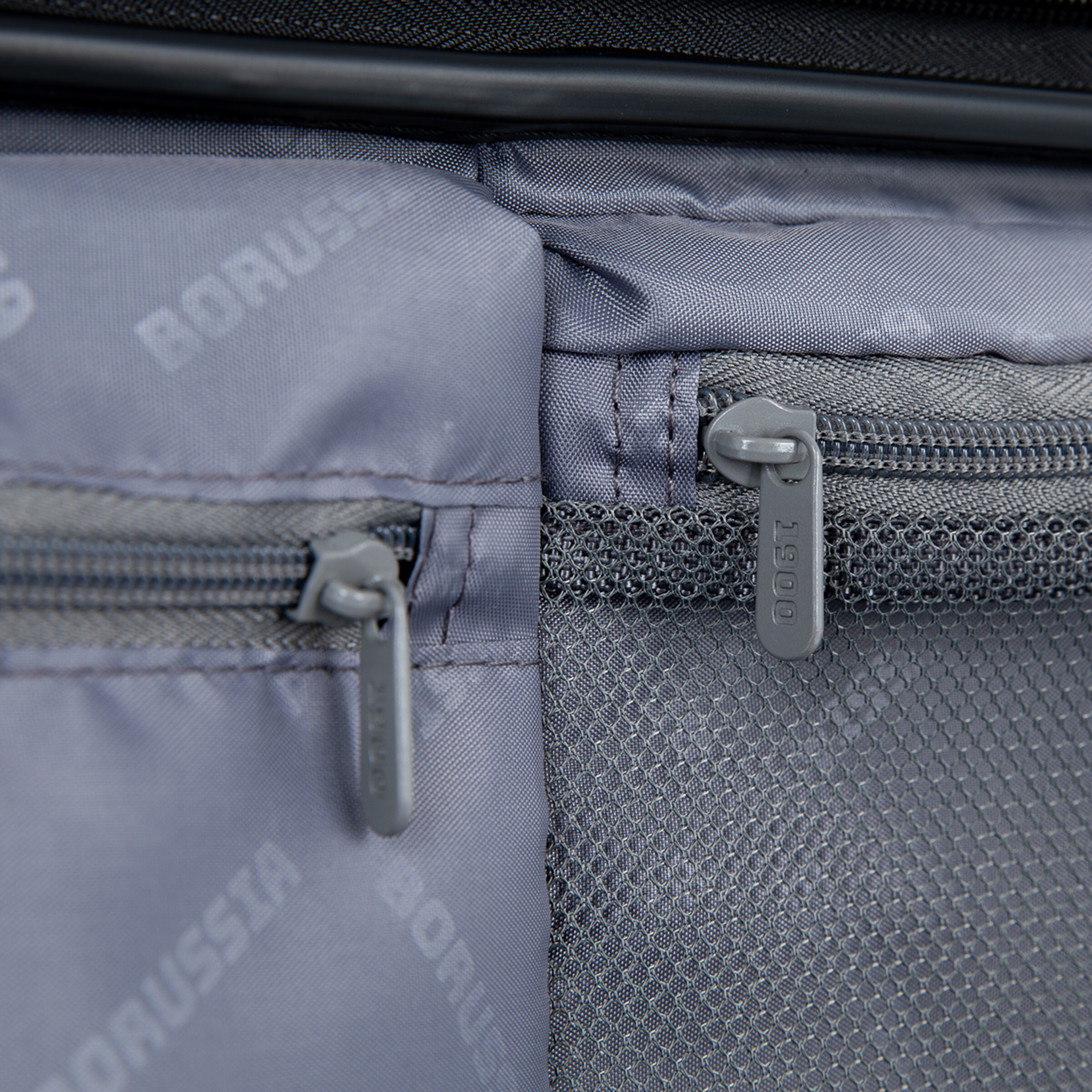 Graue Sporttasche mit zwei Reißverschlüssen und Meshfach.