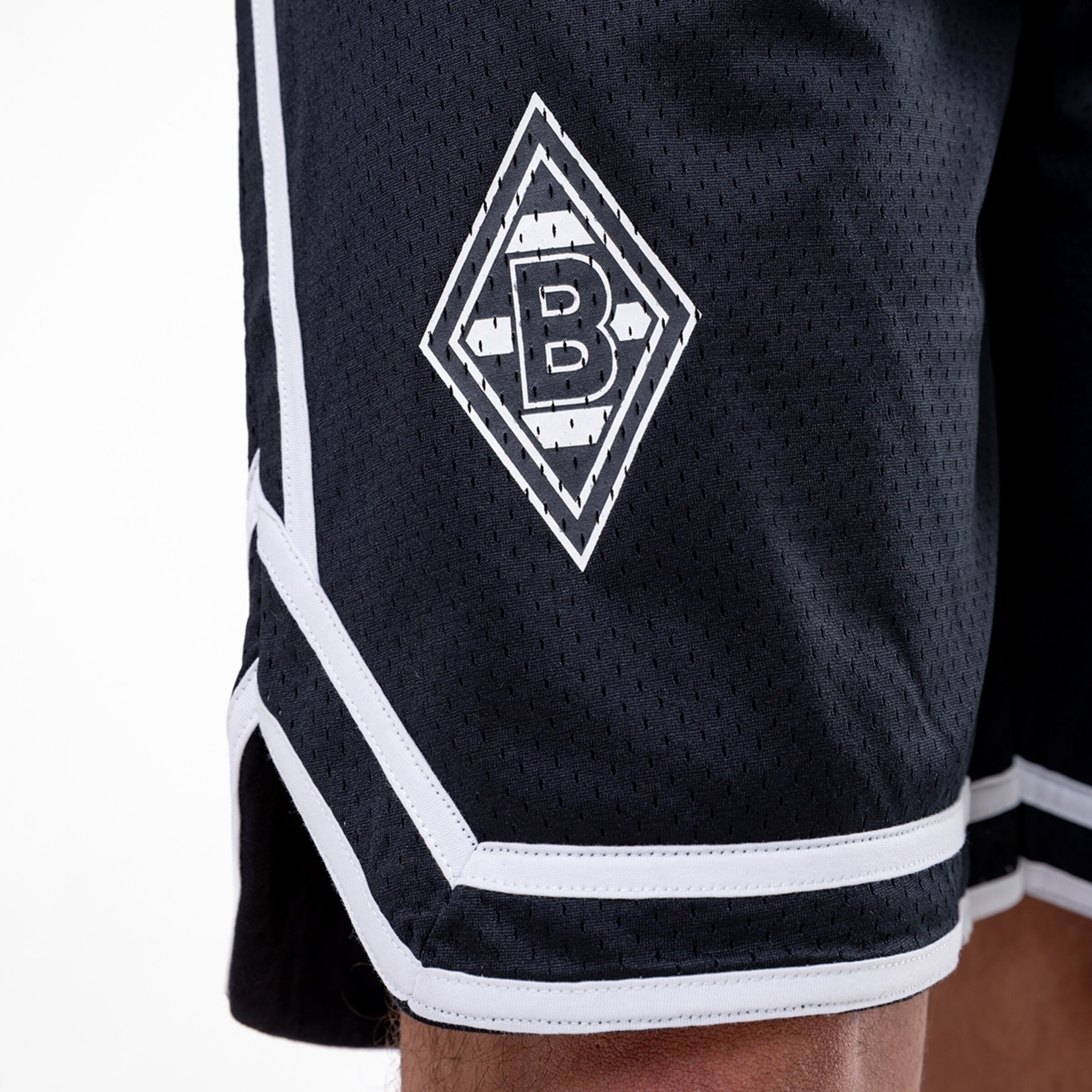 Schwarze Sporthose mit weißem Design und Vereinslogo von Borussia Mönchengladbach.