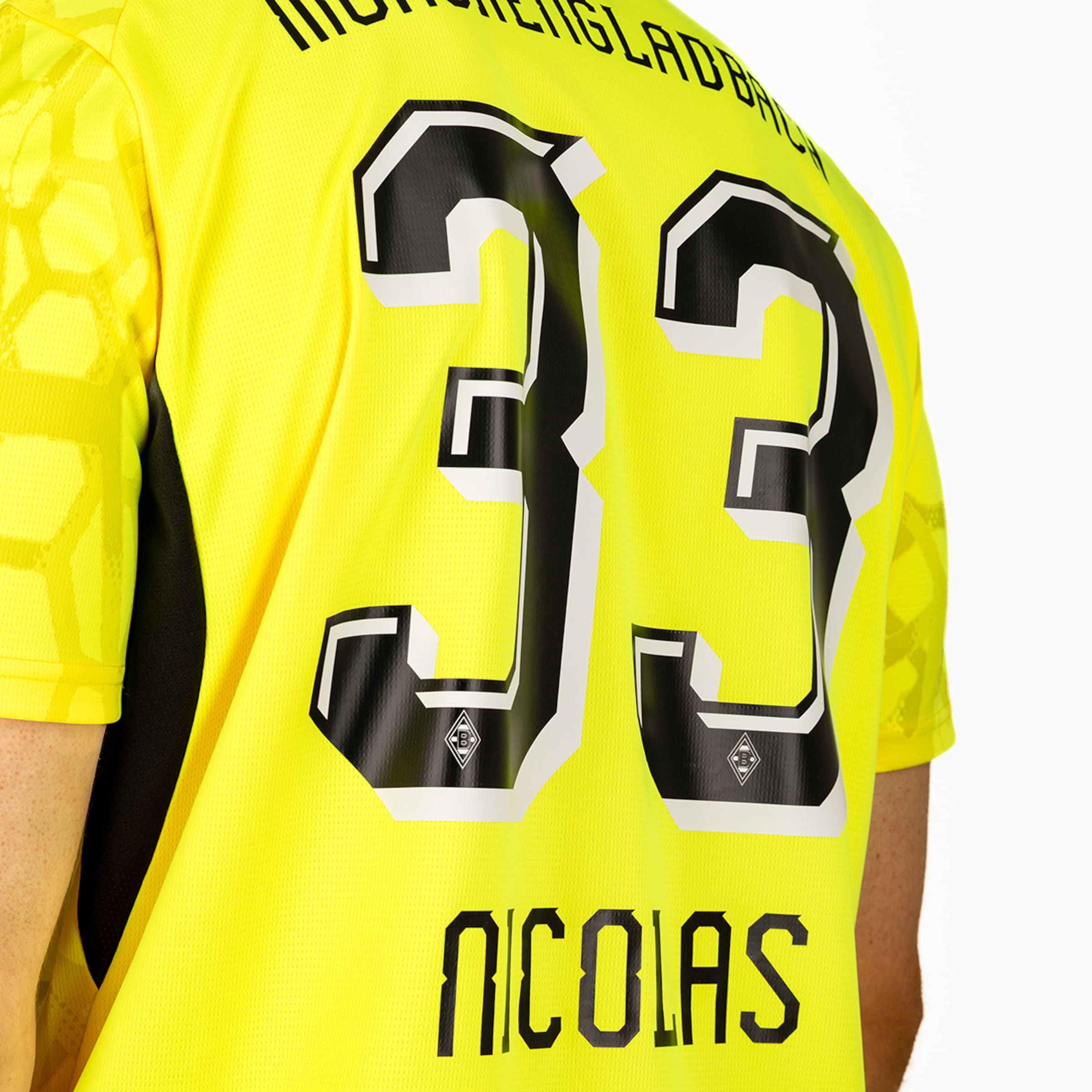 Rückansicht eines gelben Mönchengladbach-Trikots mit der schwarzen Nummer 33 und dem Spielernamen NICOLAS.