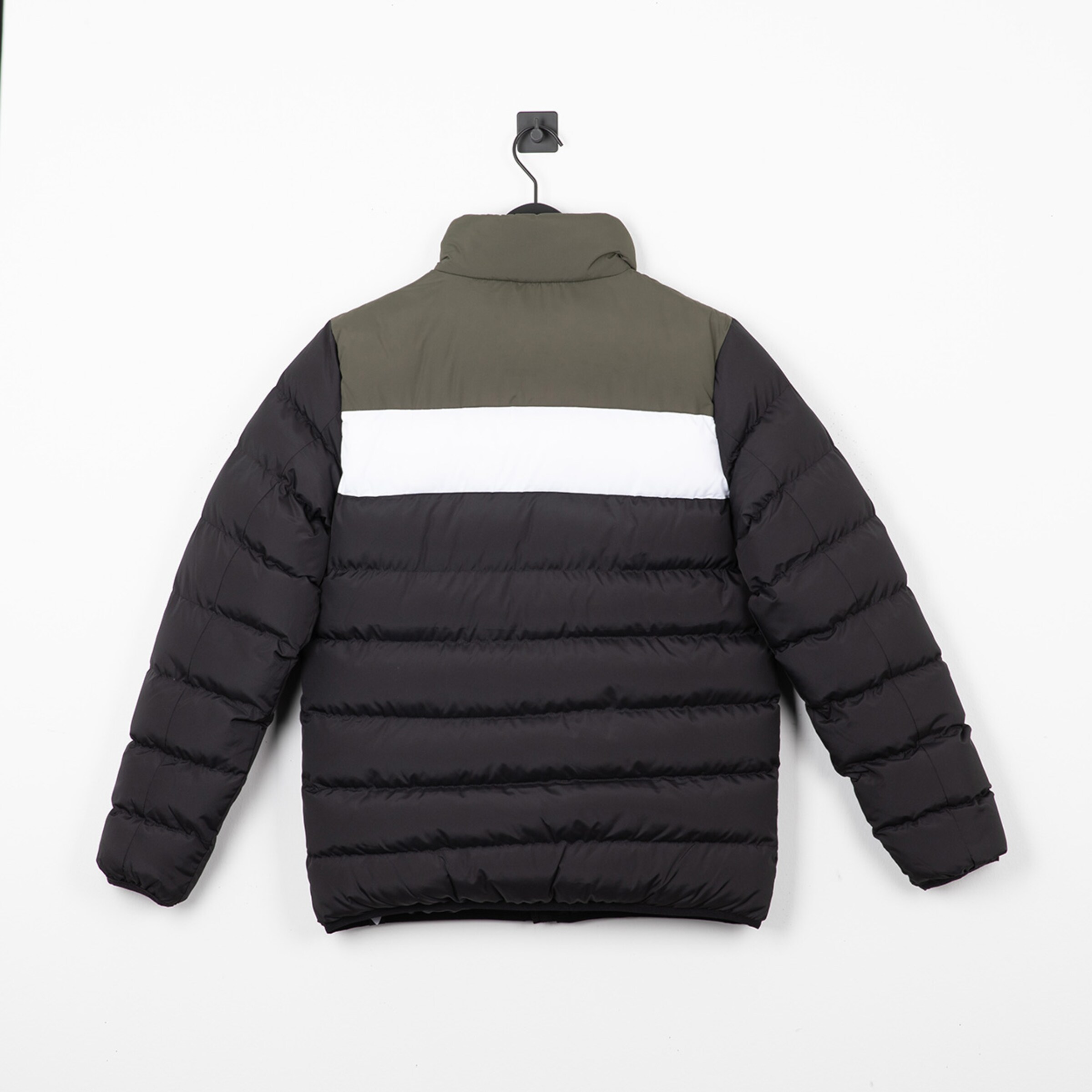 Schwarze und olivgrüne Winterjacke gefüttert von hinten betrachtet mit weißem Streifen.
